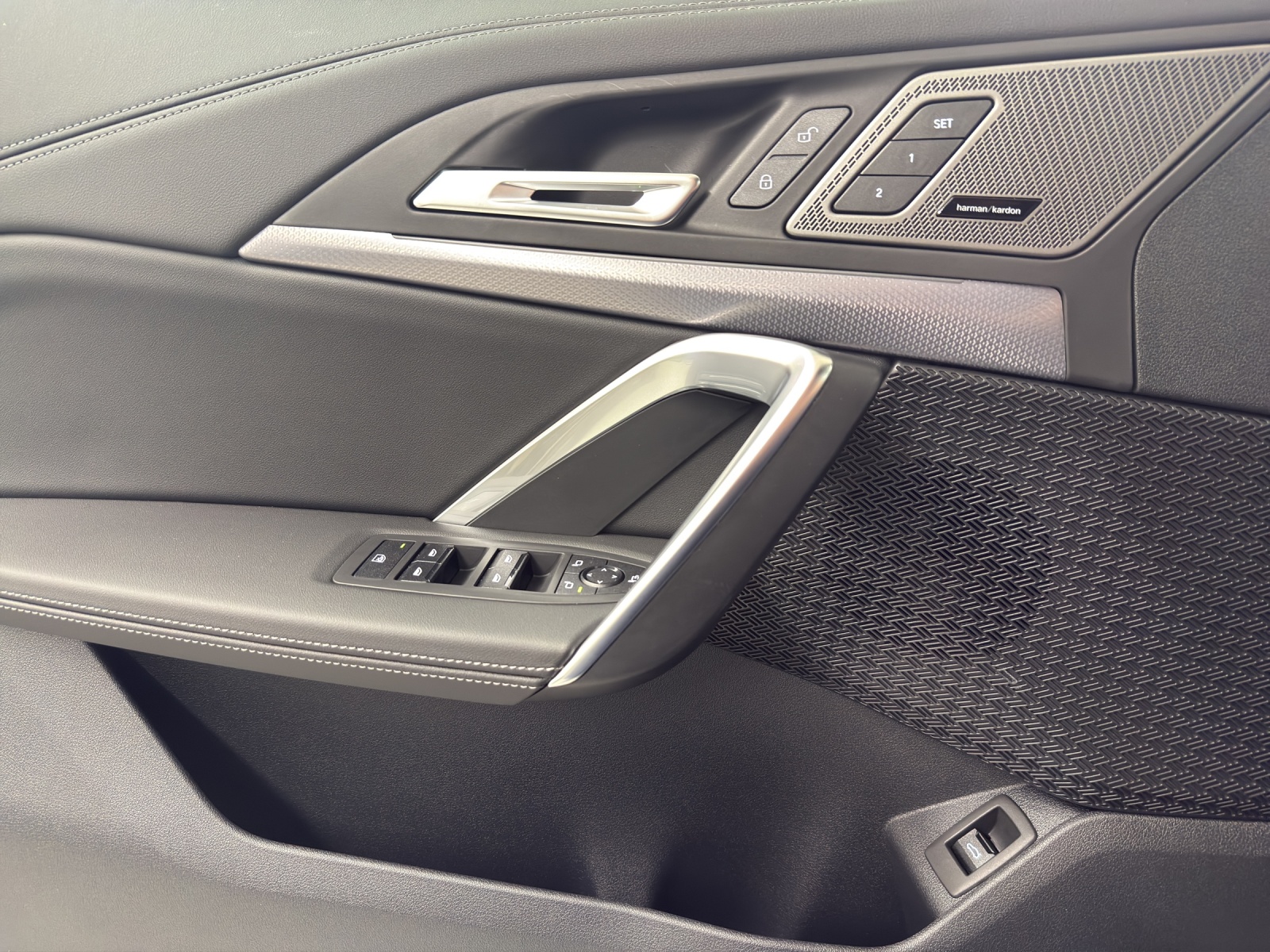 BMW iX1 xDrive 30 Edition M Sport-image-14