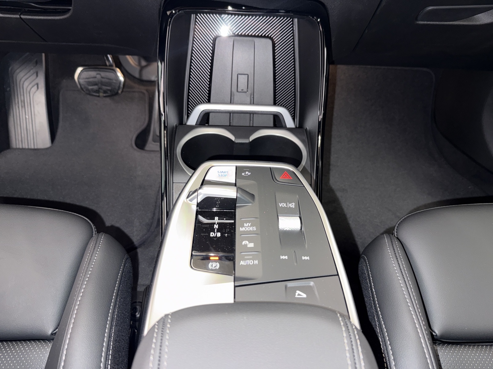 BMW iX1 xDrive 30 Edition M Sport-image-16