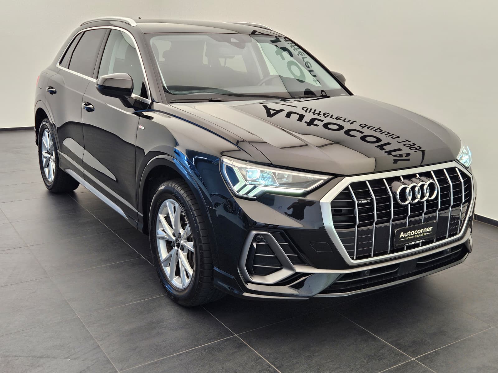 AUDI Q3 40 TFSI S line quattro S-tronic-image-4