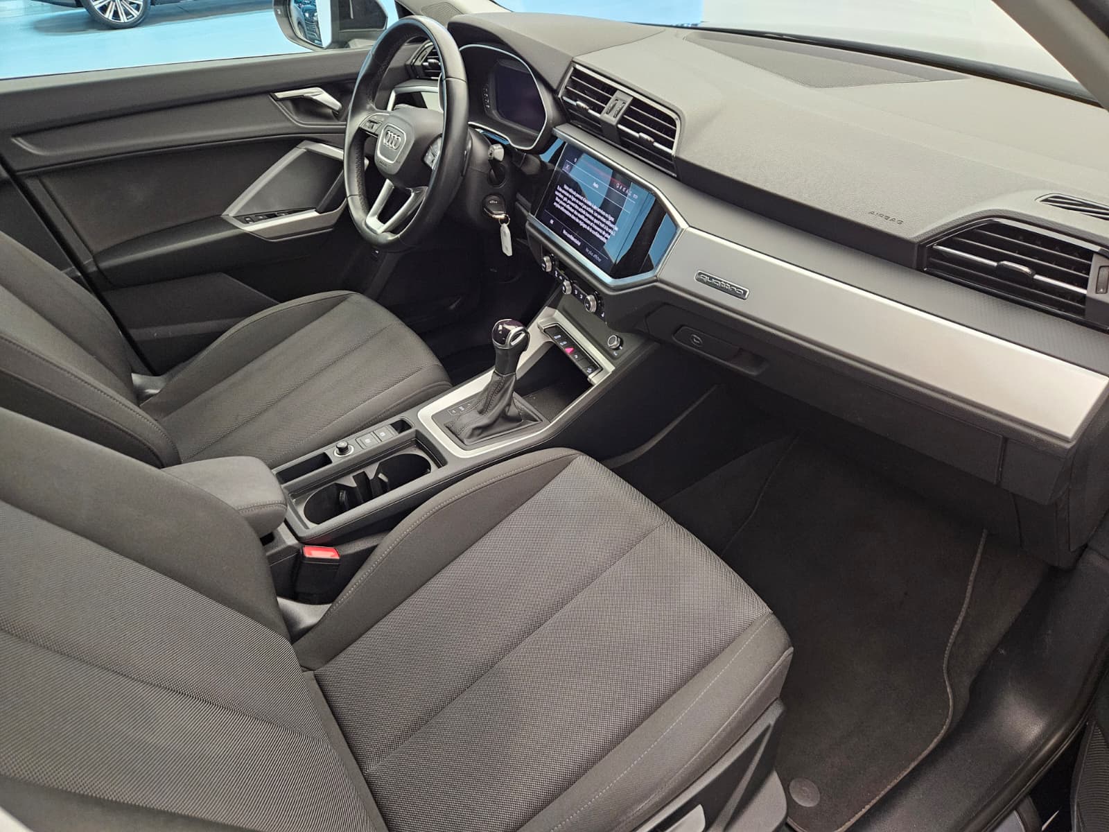 AUDI Q3 40 TFSI S line quattro S-tronic-image-11