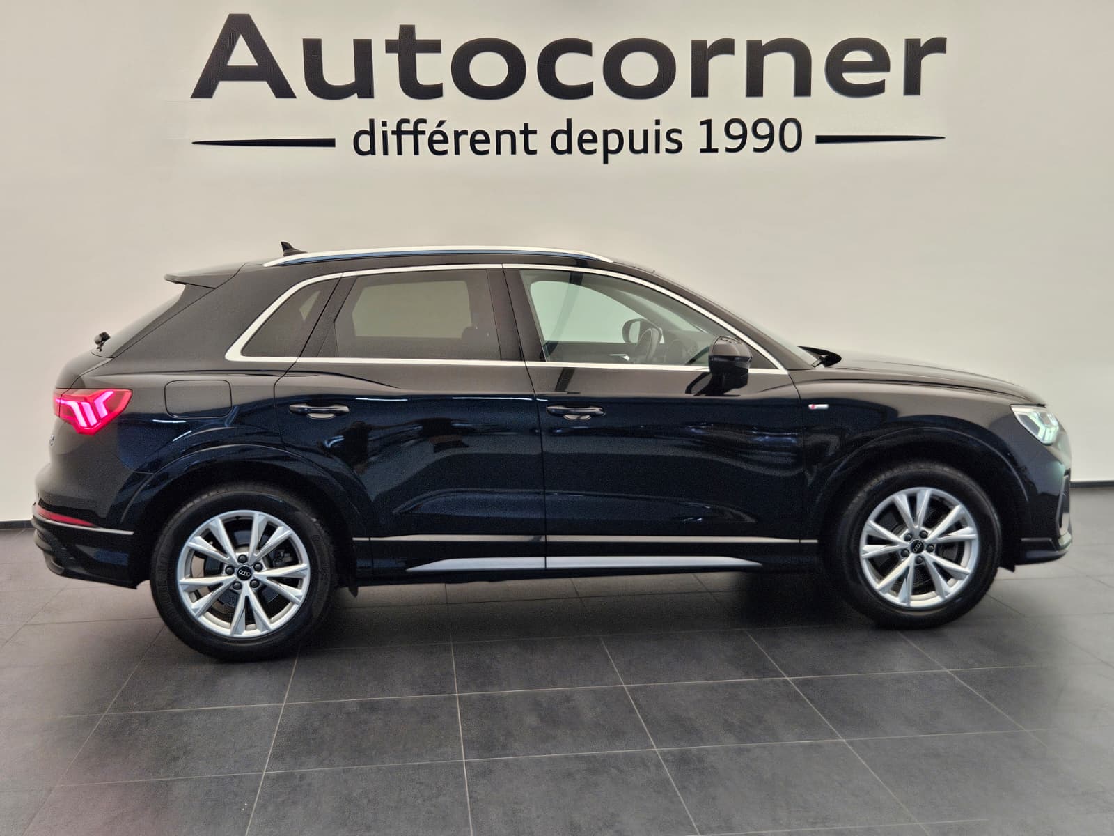 AUDI Q3 40 TFSI S line quattro S-tronic-image-5