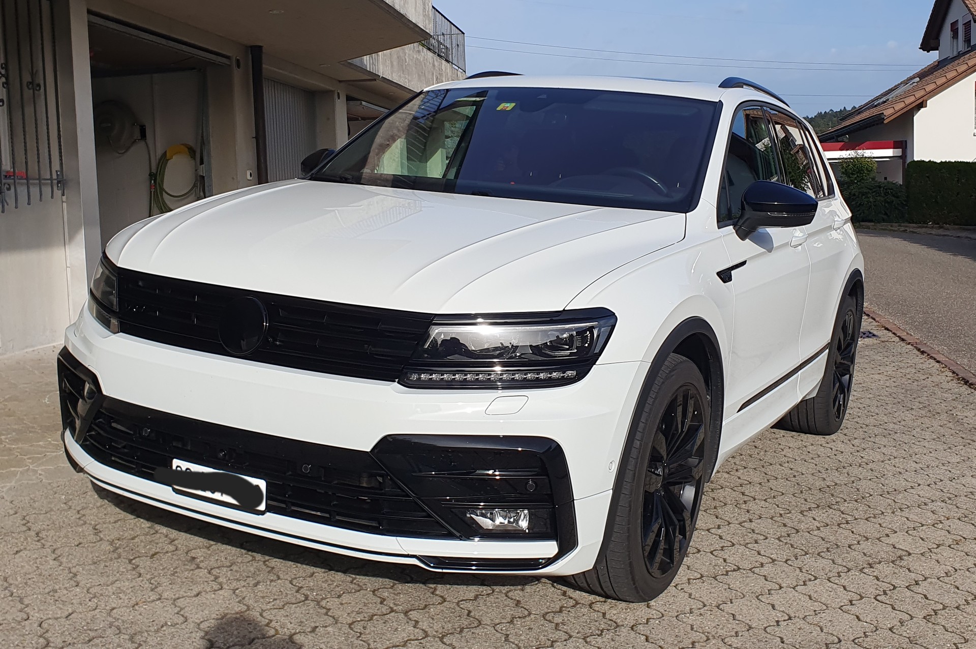 VW Tiguan 2.0 TSI Highline DSG R-Line Blackstyle mit AHK-image-2