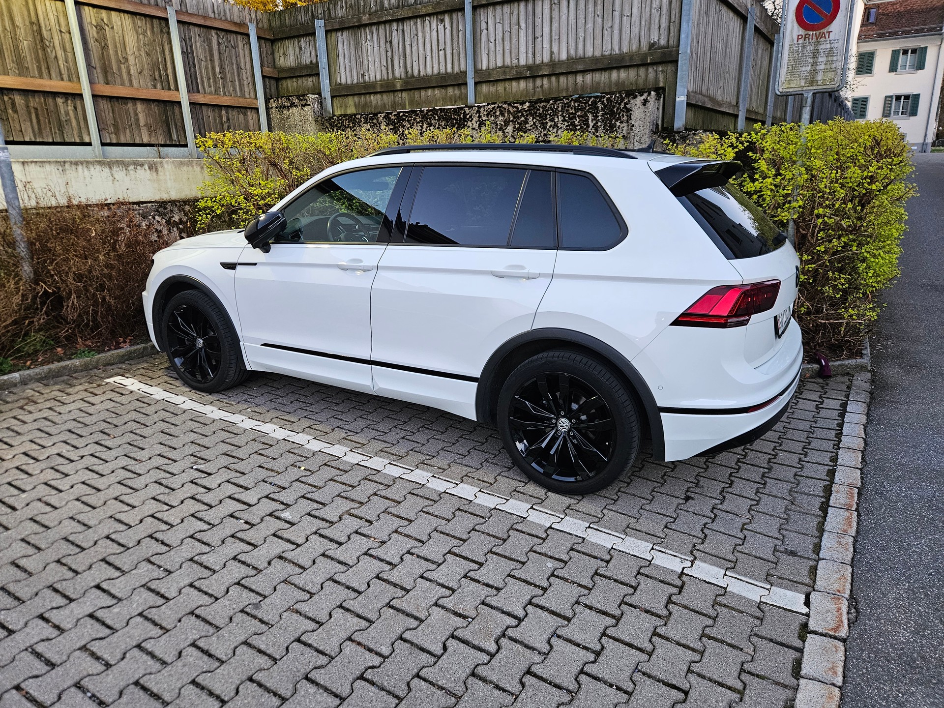 VW Tiguan 2.0 TSI Highline DSG R-Line Blackstyle mit AHK-image-1