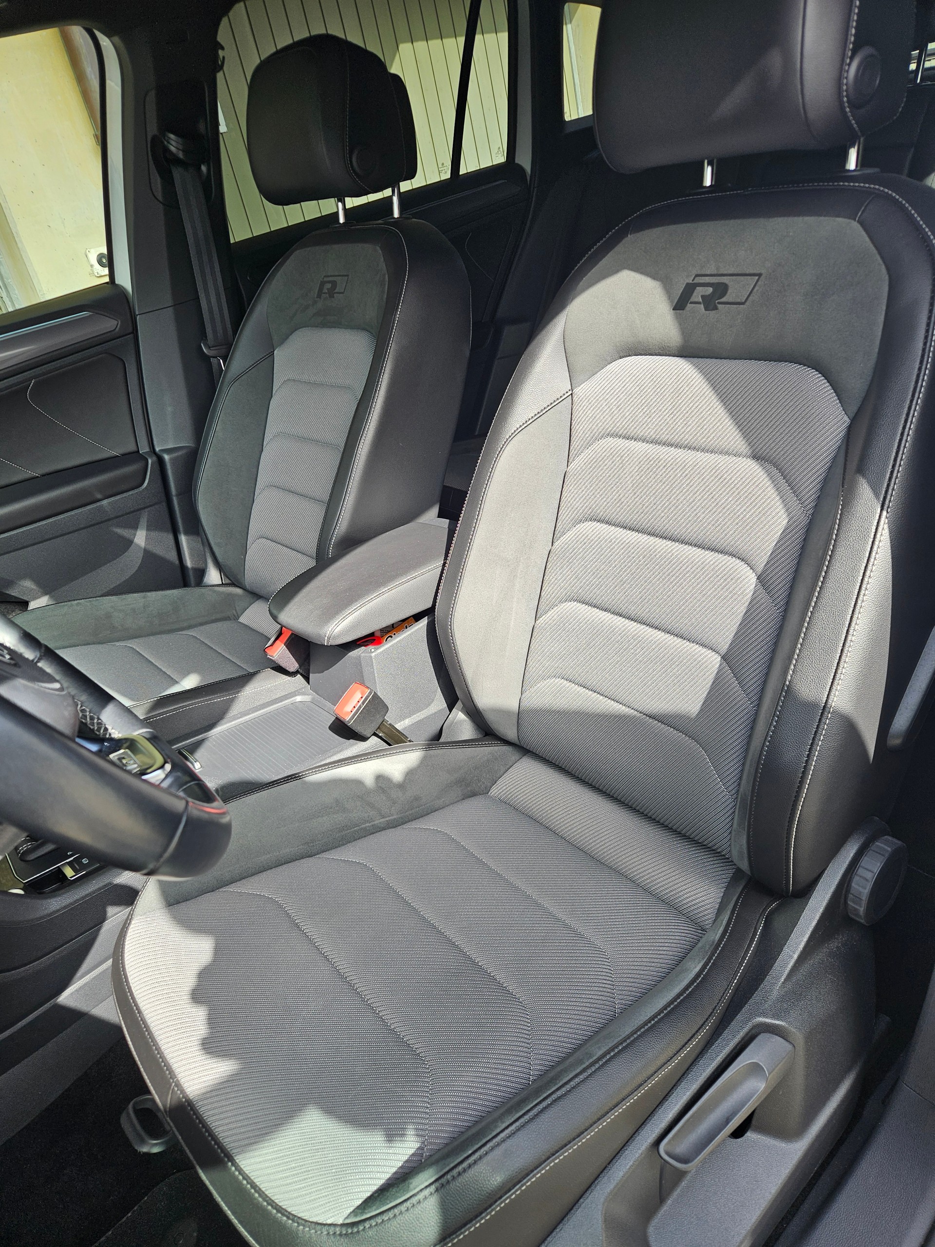 VW Tiguan 2.0 TSI Highline DSG R-Line Blackstyle mit AHK-image-5