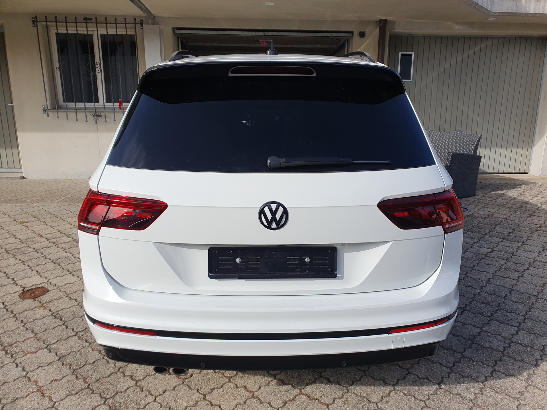 VW Tiguan 2.0 TSI Highline DSG R-Line Blackstyle mit AHK-image-3