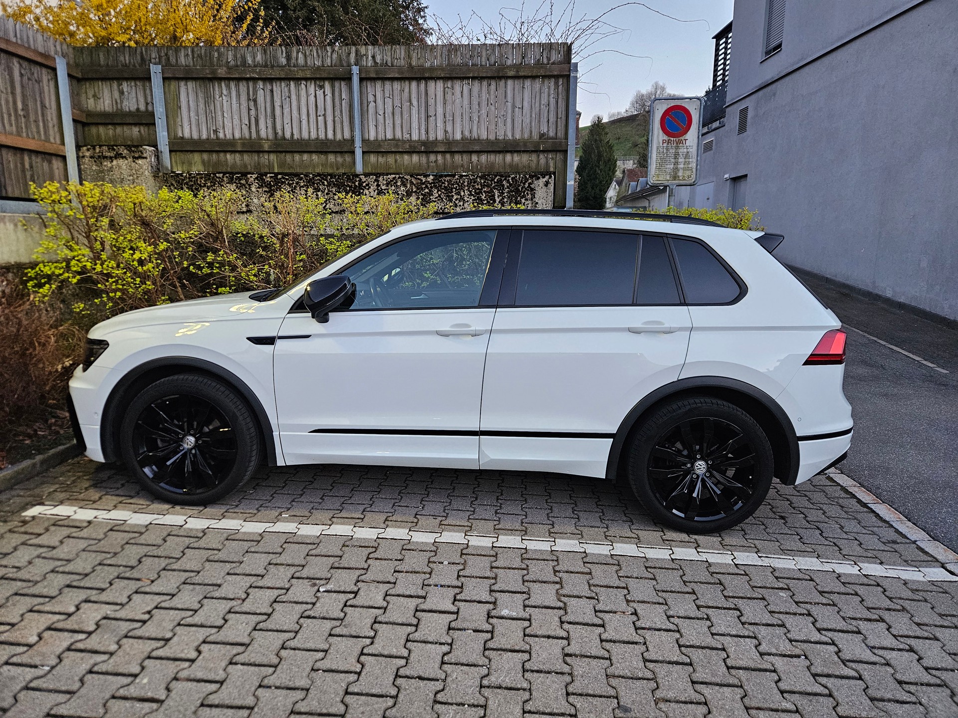VW Tiguan 2.0 TSI Highline DSG R-Line Blackstyle mit AHK-image-0