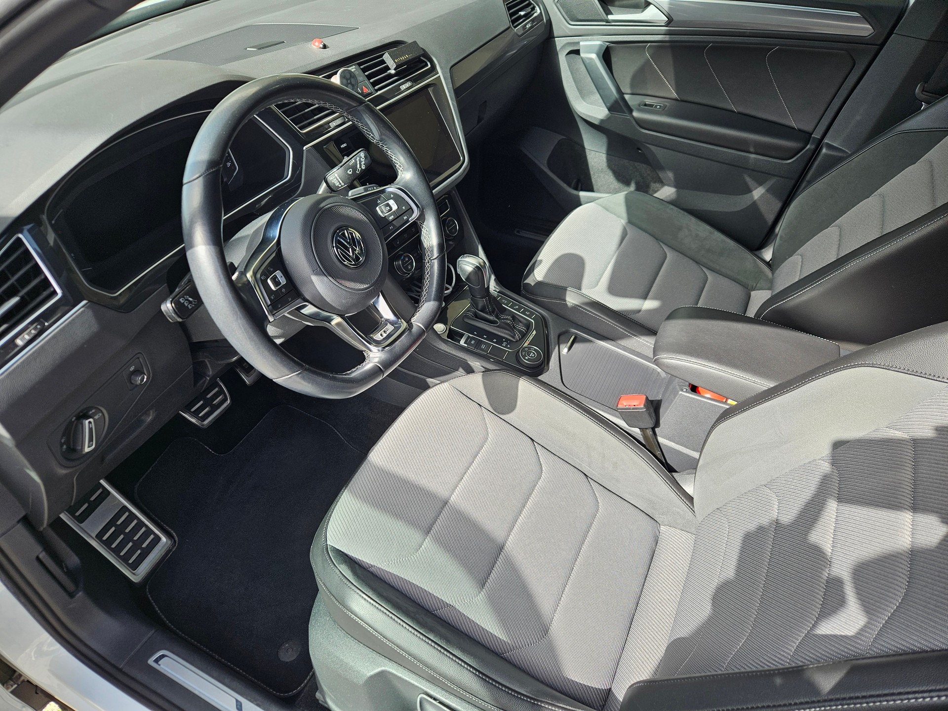 VW Tiguan 2.0 TSI Highline DSG R-Line Blackstyle mit AHK-image-4