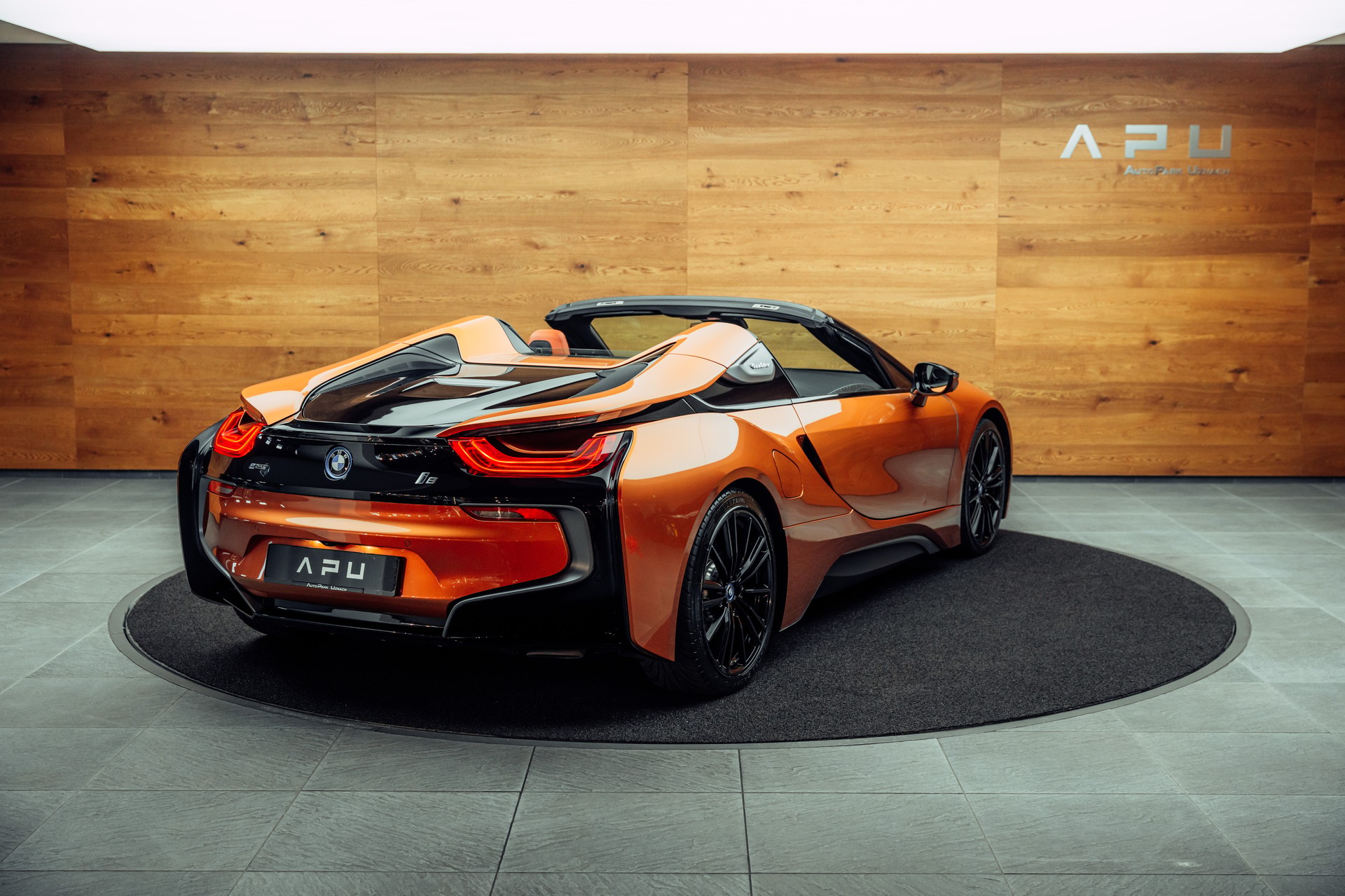 BMW i8 Roadster-showroom-element-1