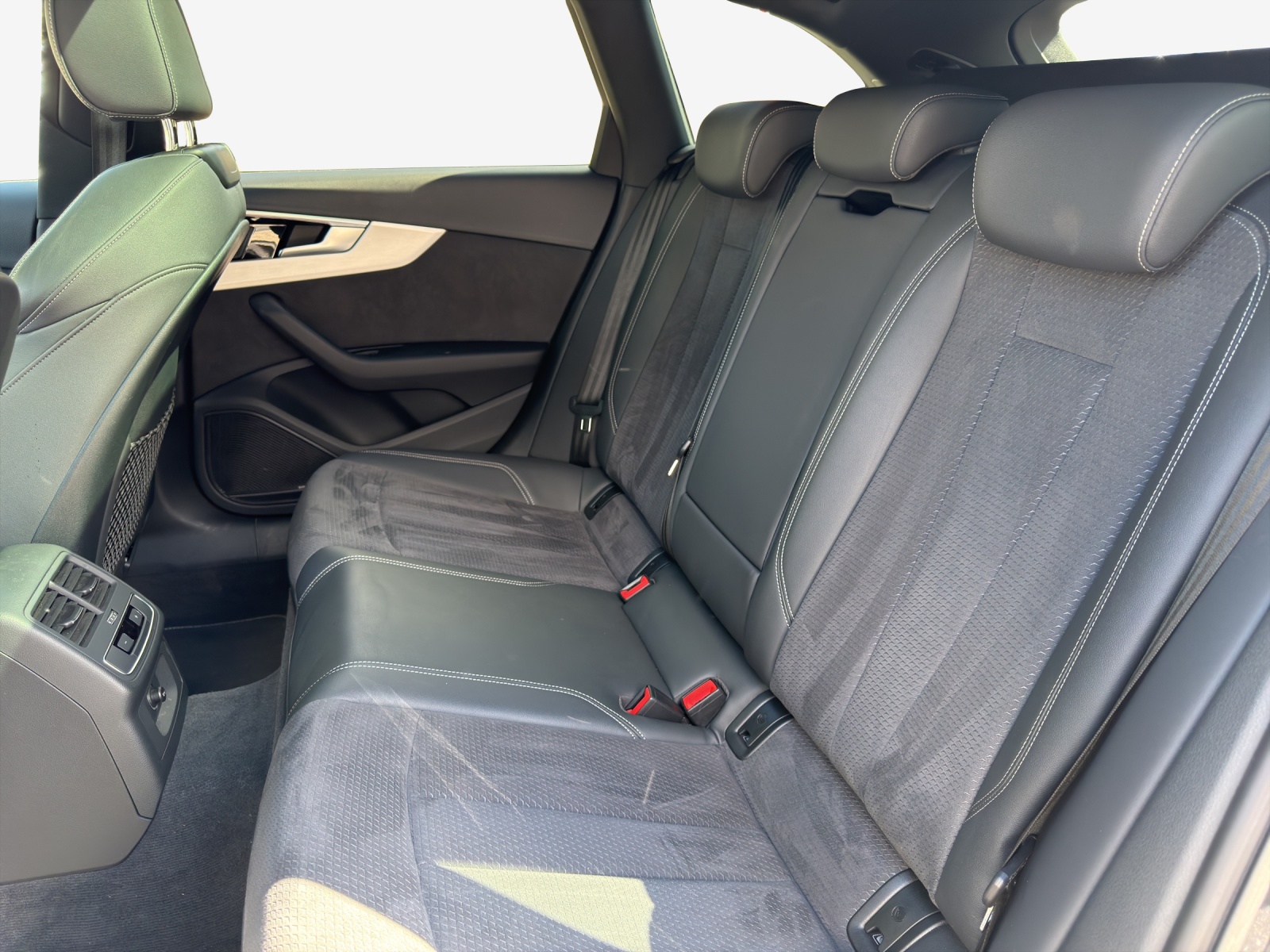 AUDI A4 Avant 40 TDI S line Attraction quattro S-tronic-image-11