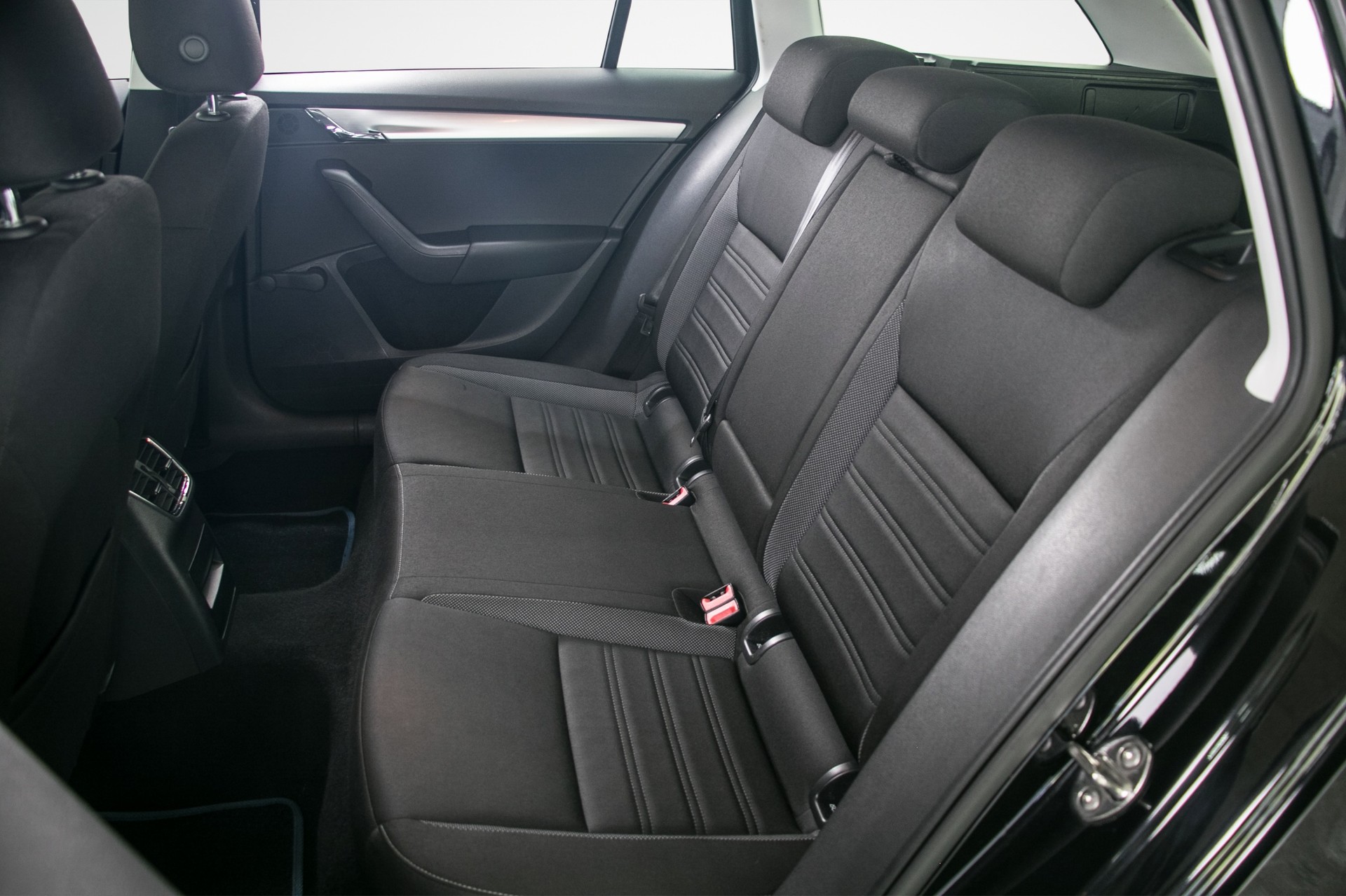 SKODA Octavia Combi 2.0 TDI Ambition DSG-image-8