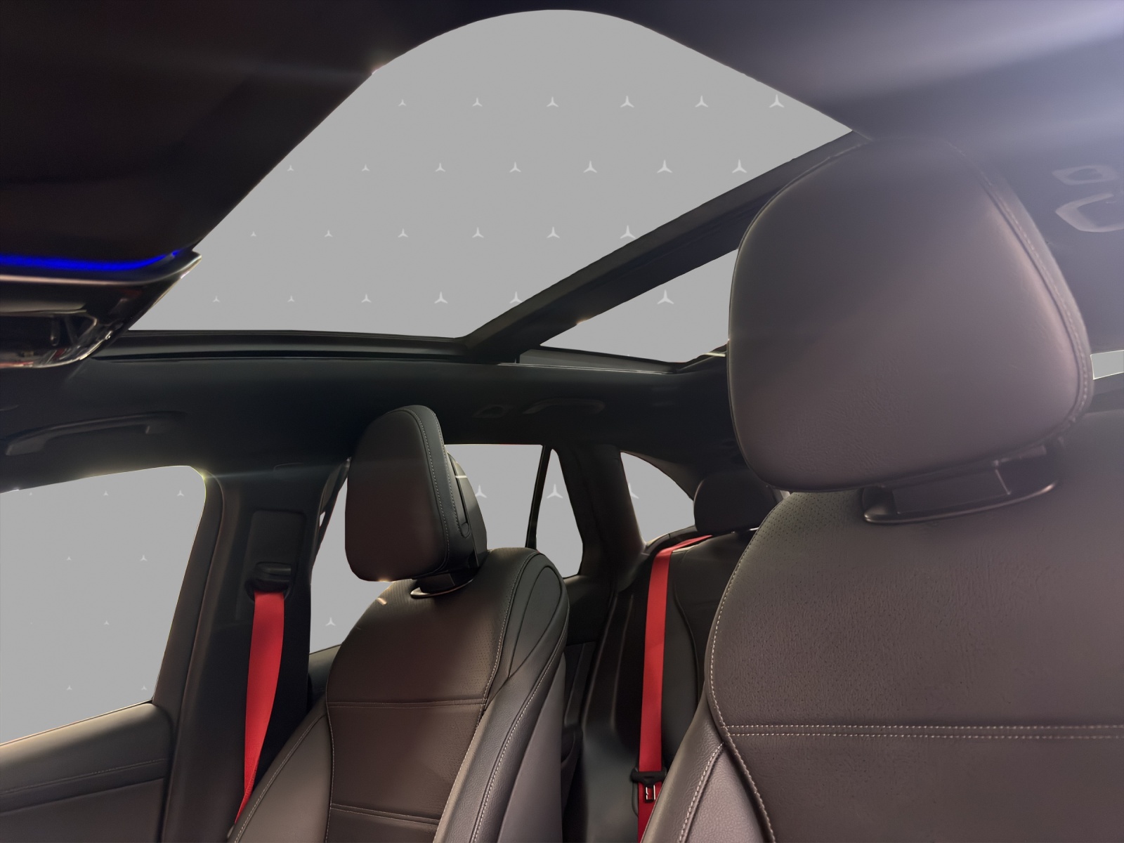MERCEDES-BENZ GLC 300 4M - AMG / 360 Grad Kamera / Panorama-Dach / AHK /-image-8