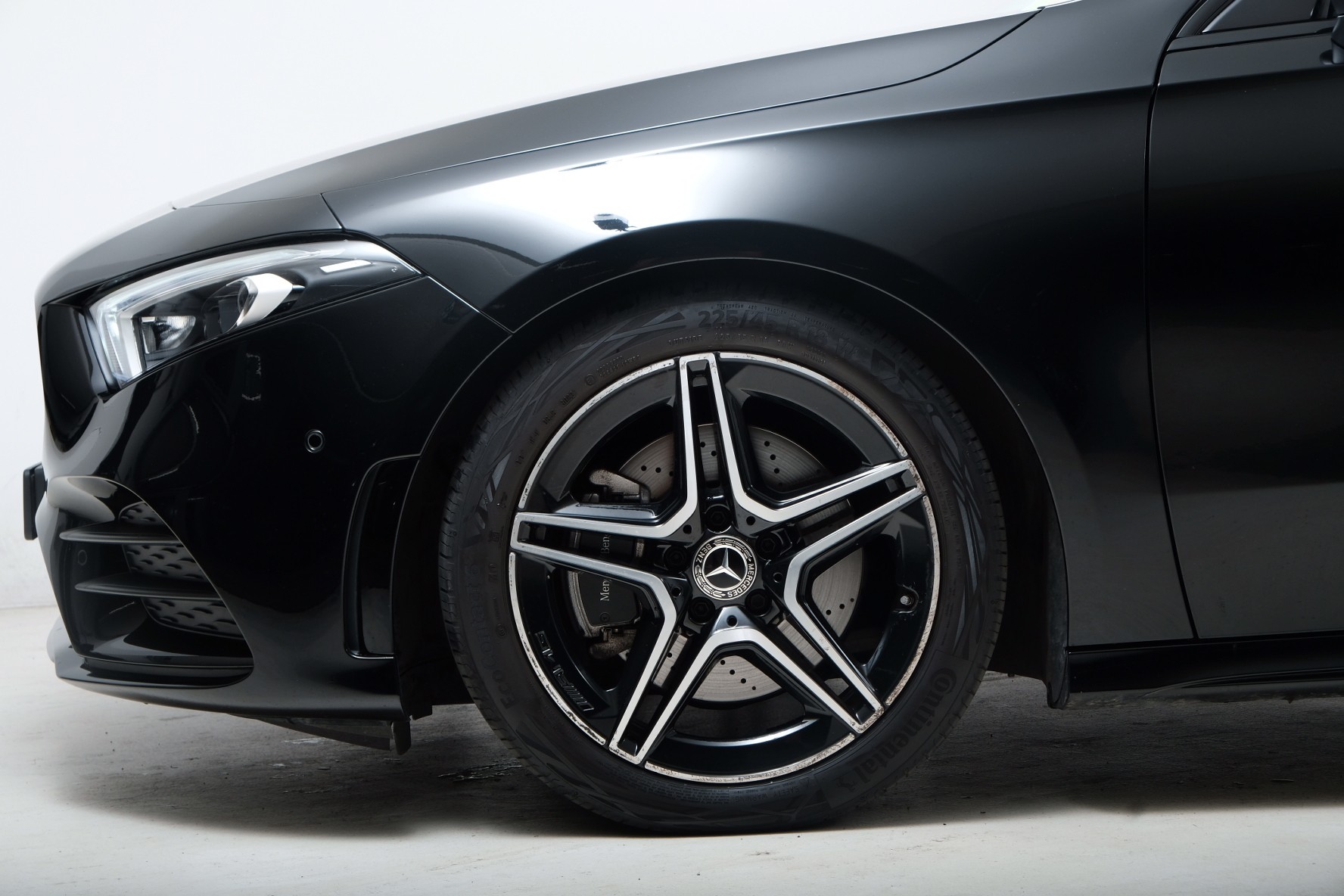 MERCEDES-BENZ A 220 d AMG Line-image-2