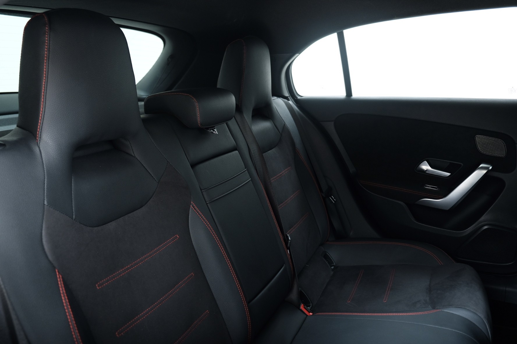 MERCEDES-BENZ A 220 d AMG Line-image-11