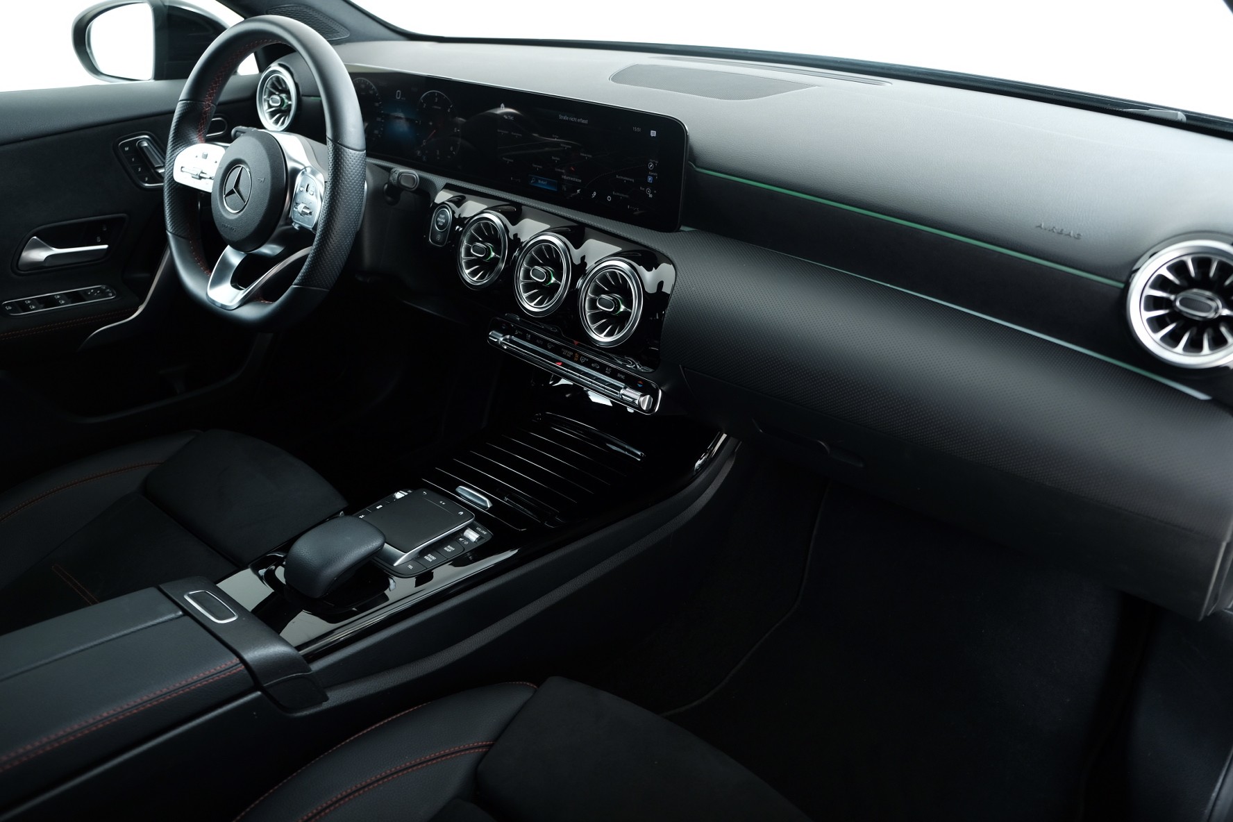 MERCEDES-BENZ A 220 d AMG Line-image-5