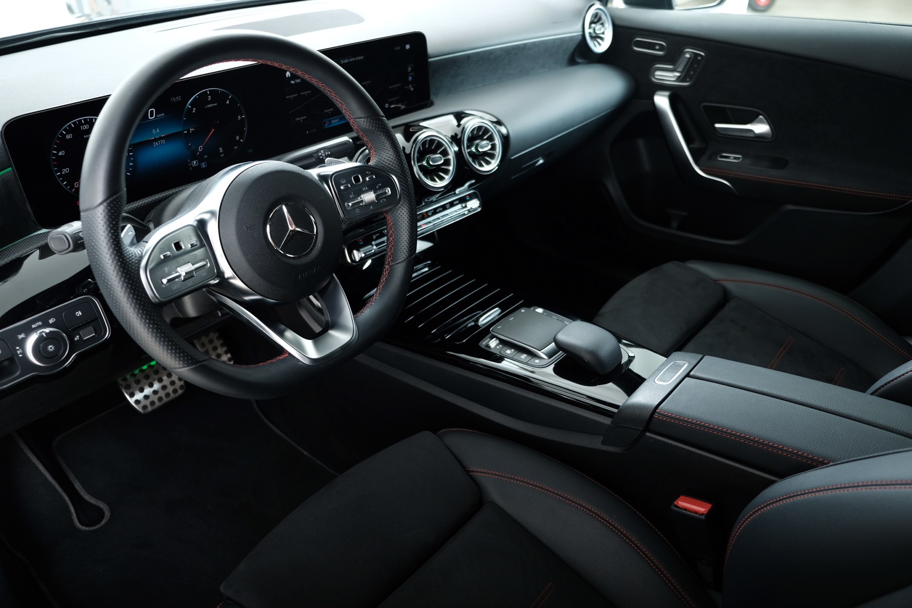 MERCEDES-BENZ A 220 d AMG Line-image-8