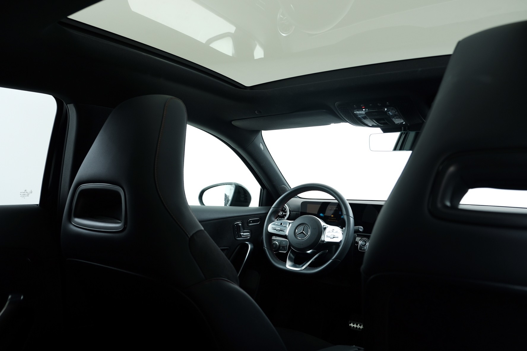 MERCEDES-BENZ A 220 d AMG Line-image-12
