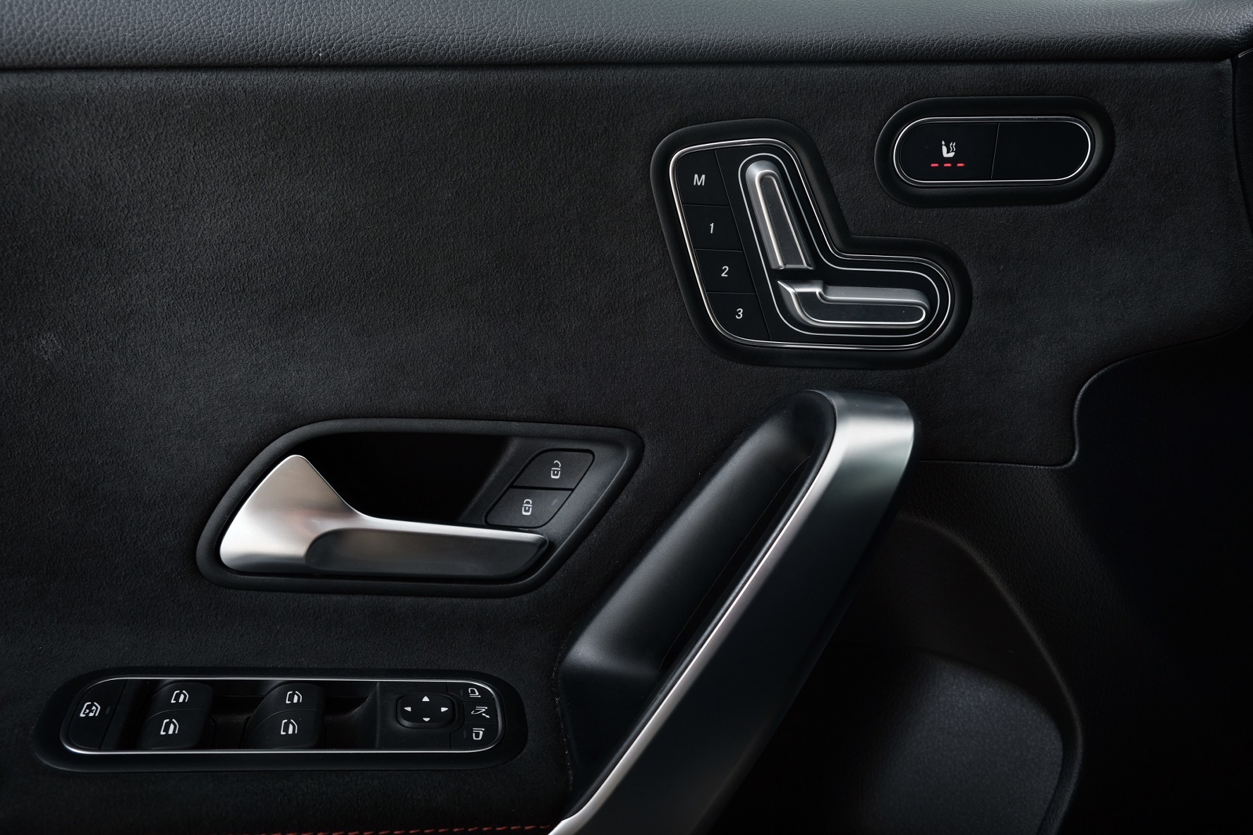 MERCEDES-BENZ A 220 d AMG Line-image-9