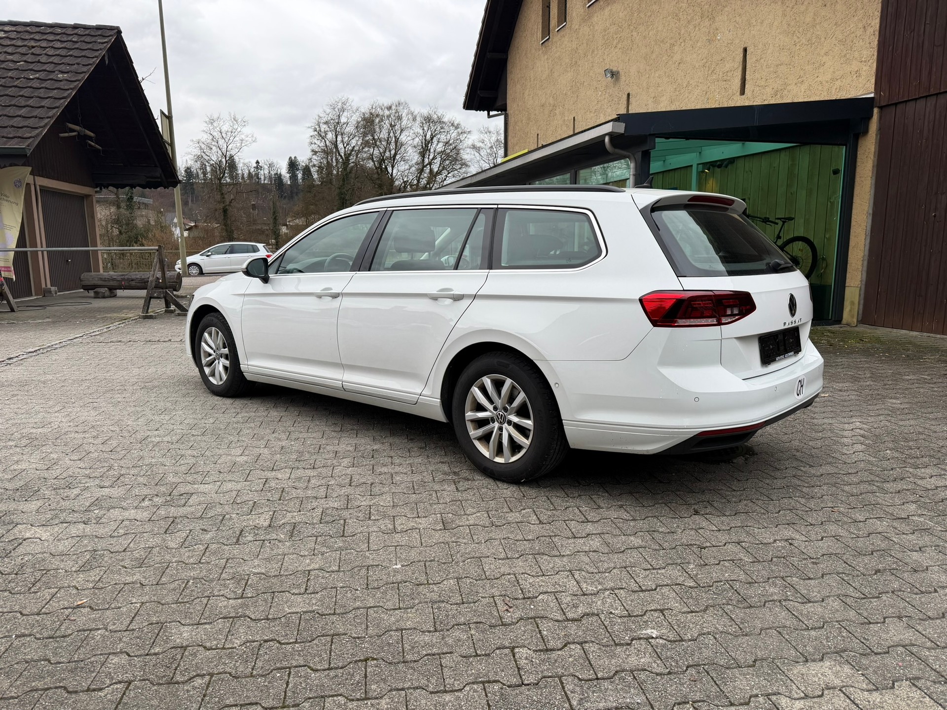 VW Passat Variant 2.0 TDI Business DSG-image-5