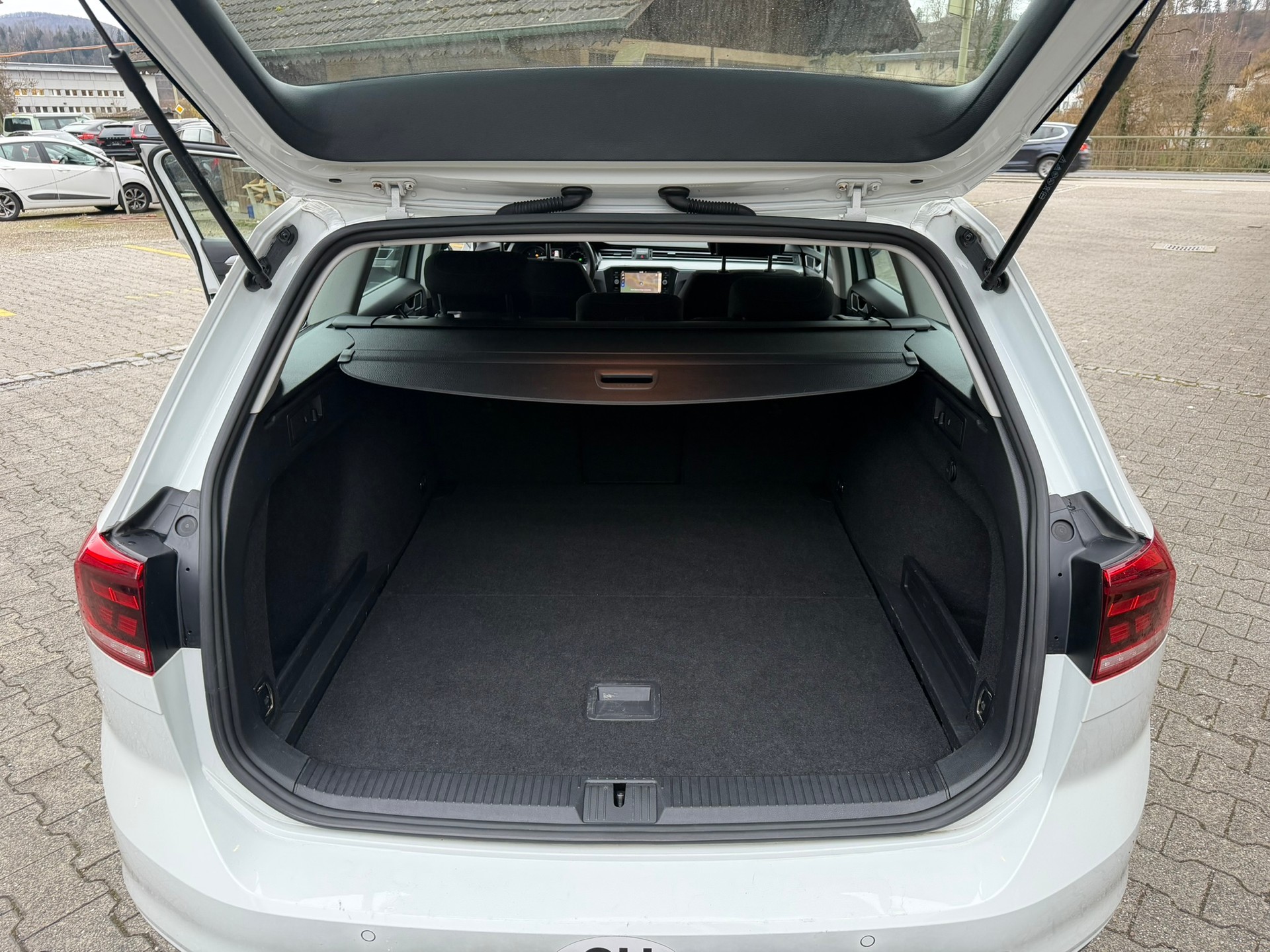VW Passat Variant 2.0 TDI Business DSG-image-11