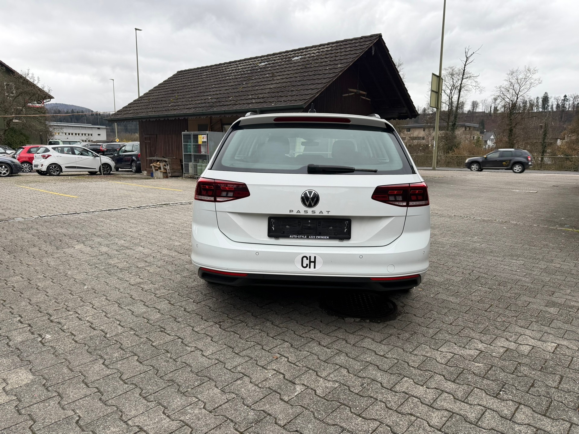 VW Passat Variant 2.0 TDI Business DSG-image-4