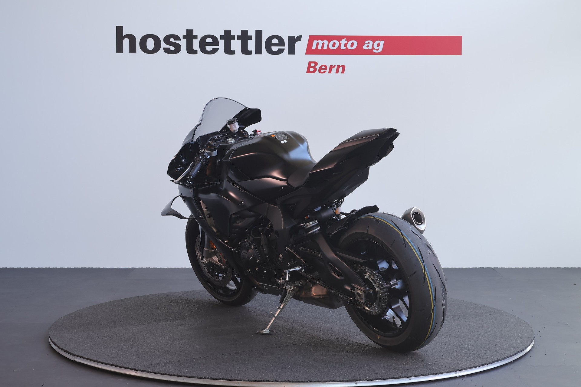YAMAHA R1 Race-showroom-element-3