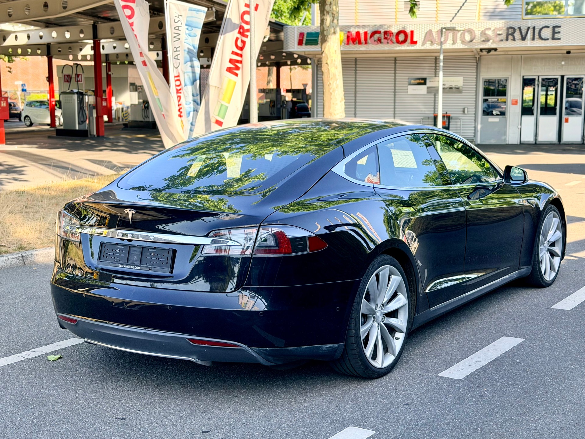 TESLA Model S 90 D-image-2