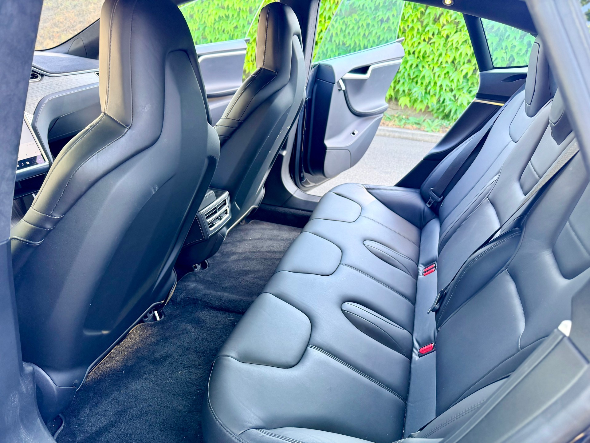 TESLA Model S 90 D-image-6