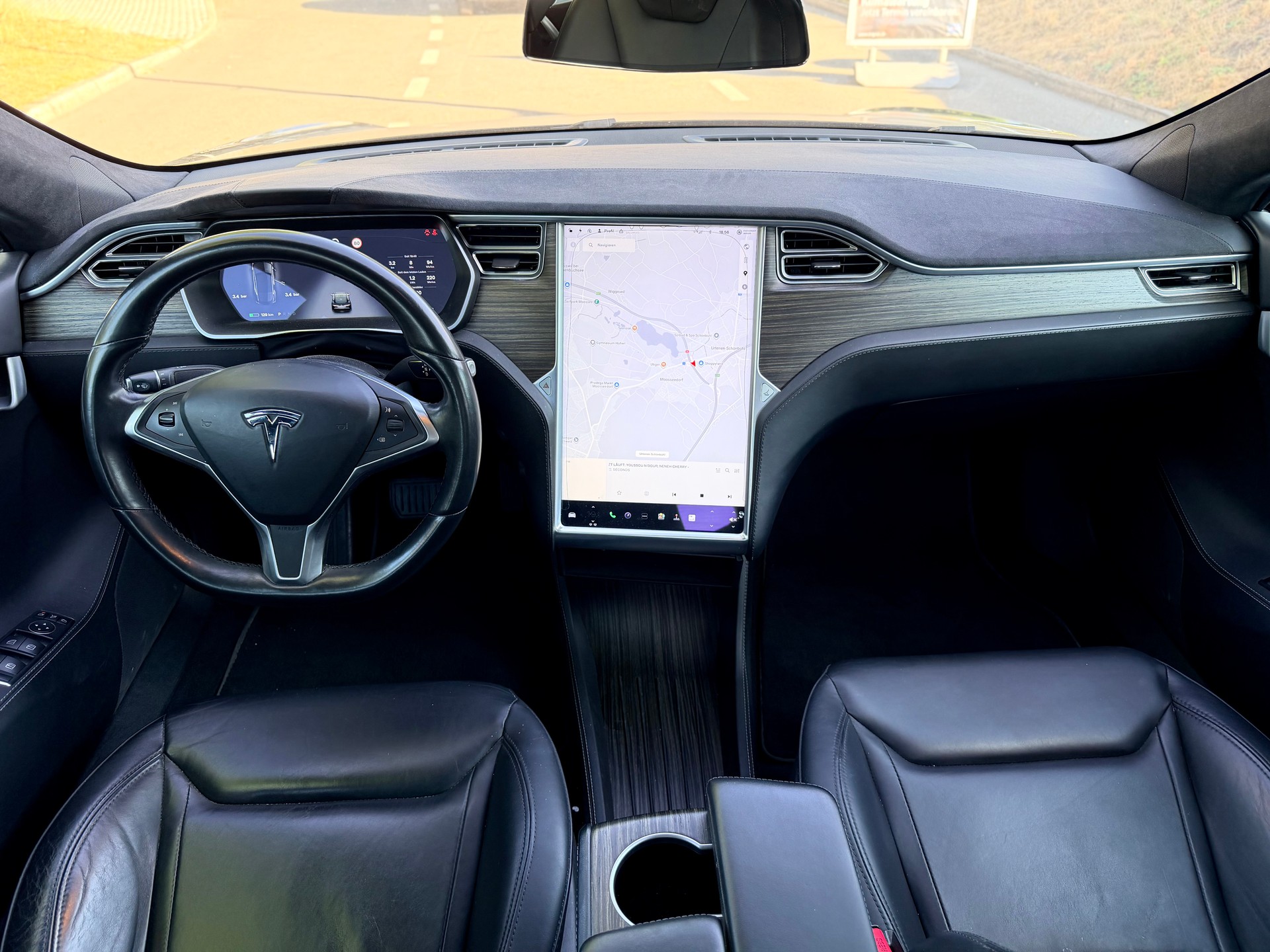 TESLA Model S 90 D-image-8
