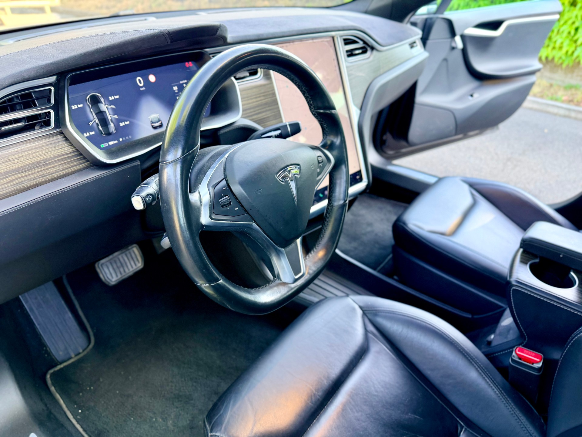 TESLA Model S 90 D-image-5