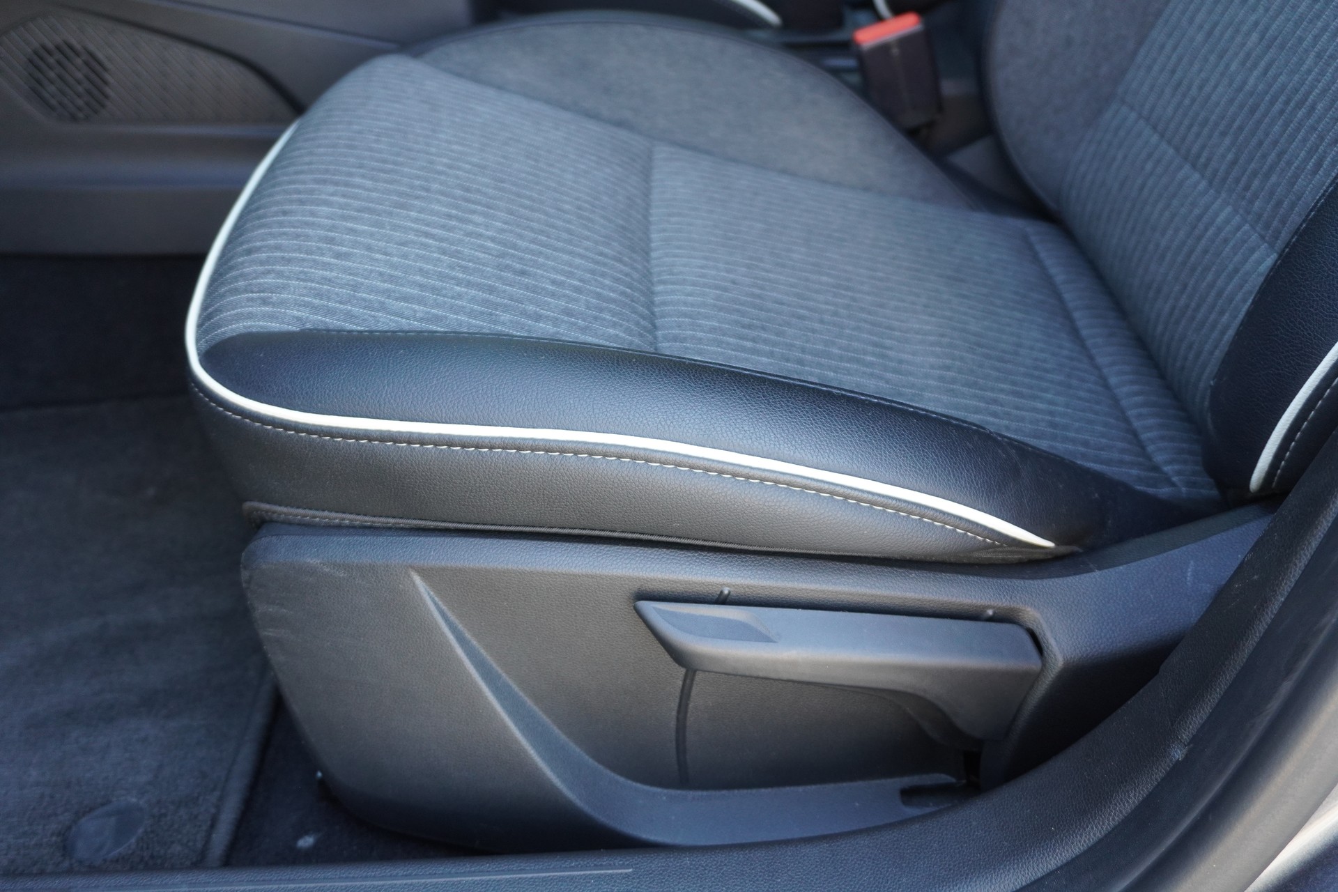 RENAULT Clio 1.6 E-Tech Techno-image-31