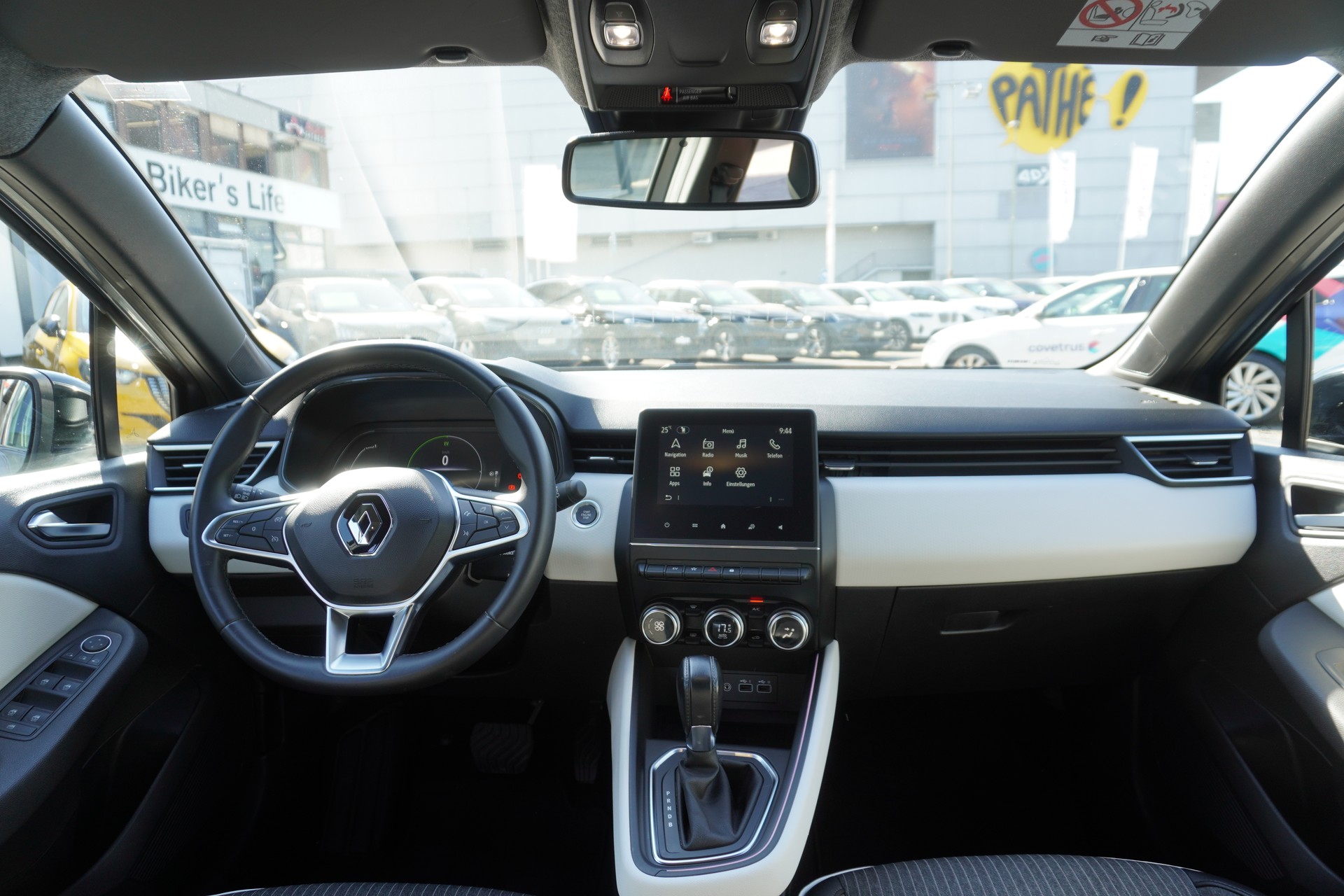 RENAULT Clio 1.6 E-Tech Techno-image-12