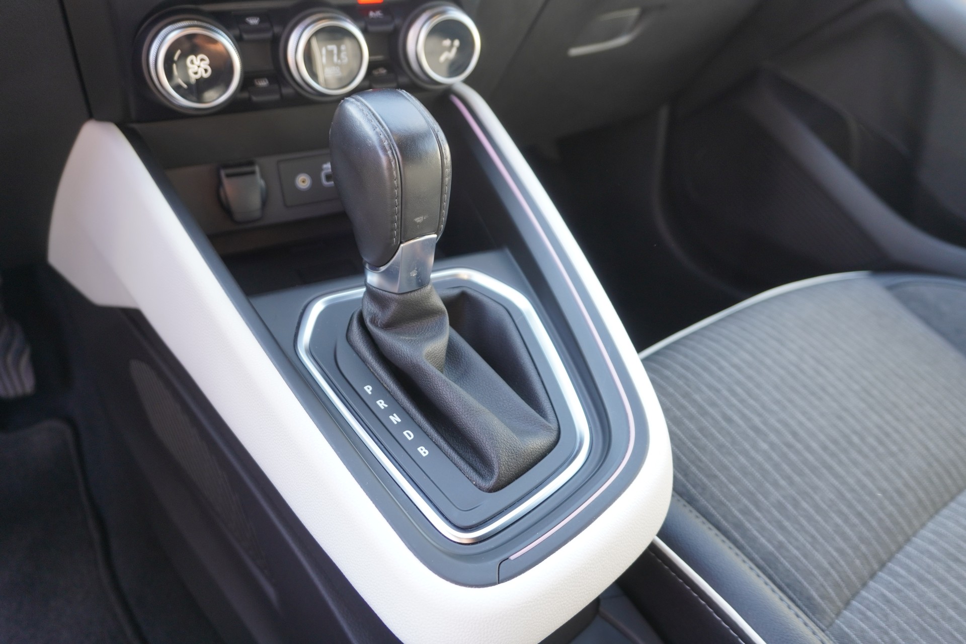 RENAULT Clio 1.6 E-Tech Techno-image-15