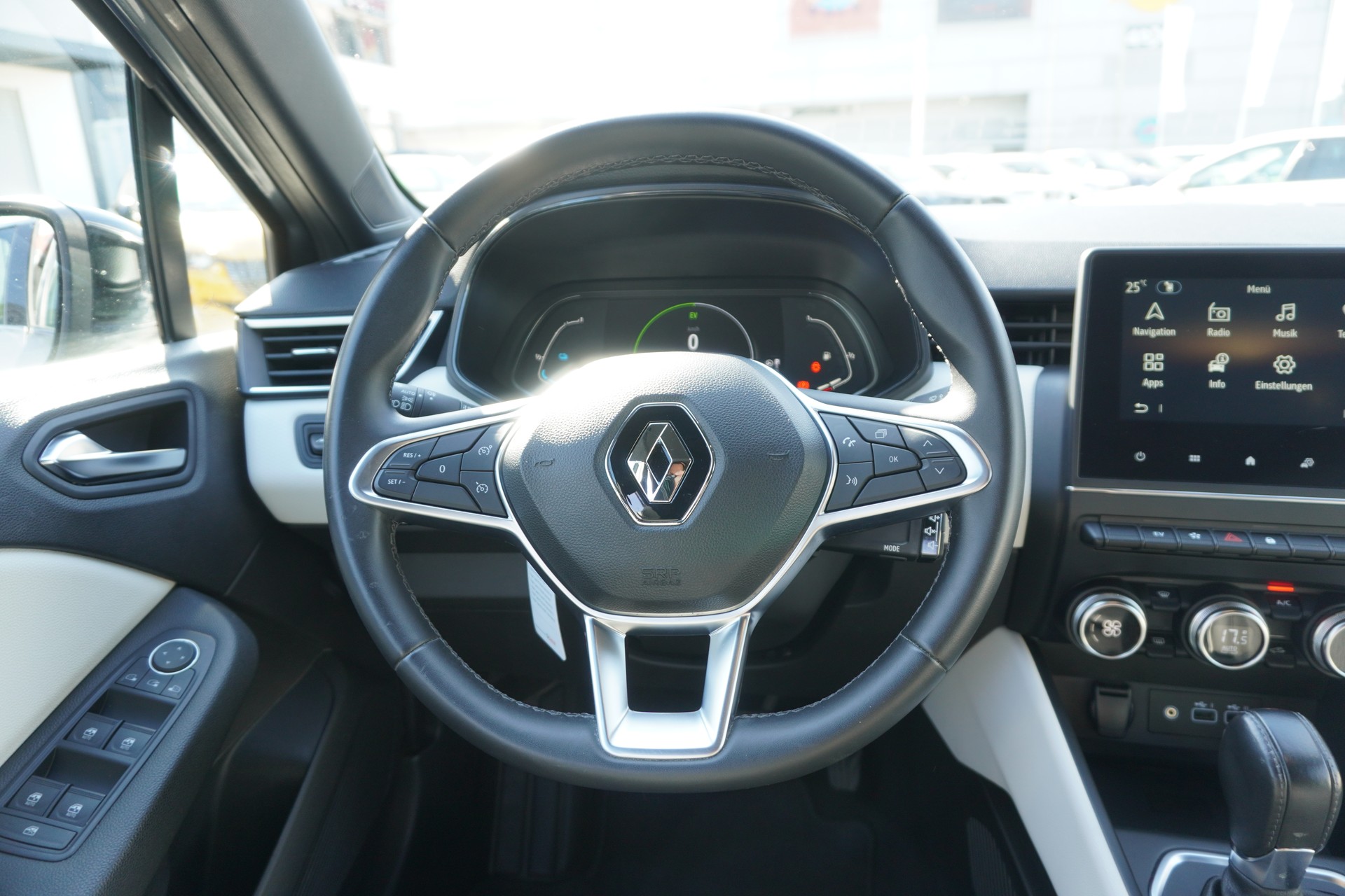 RENAULT Clio 1.6 E-Tech Techno-image-13