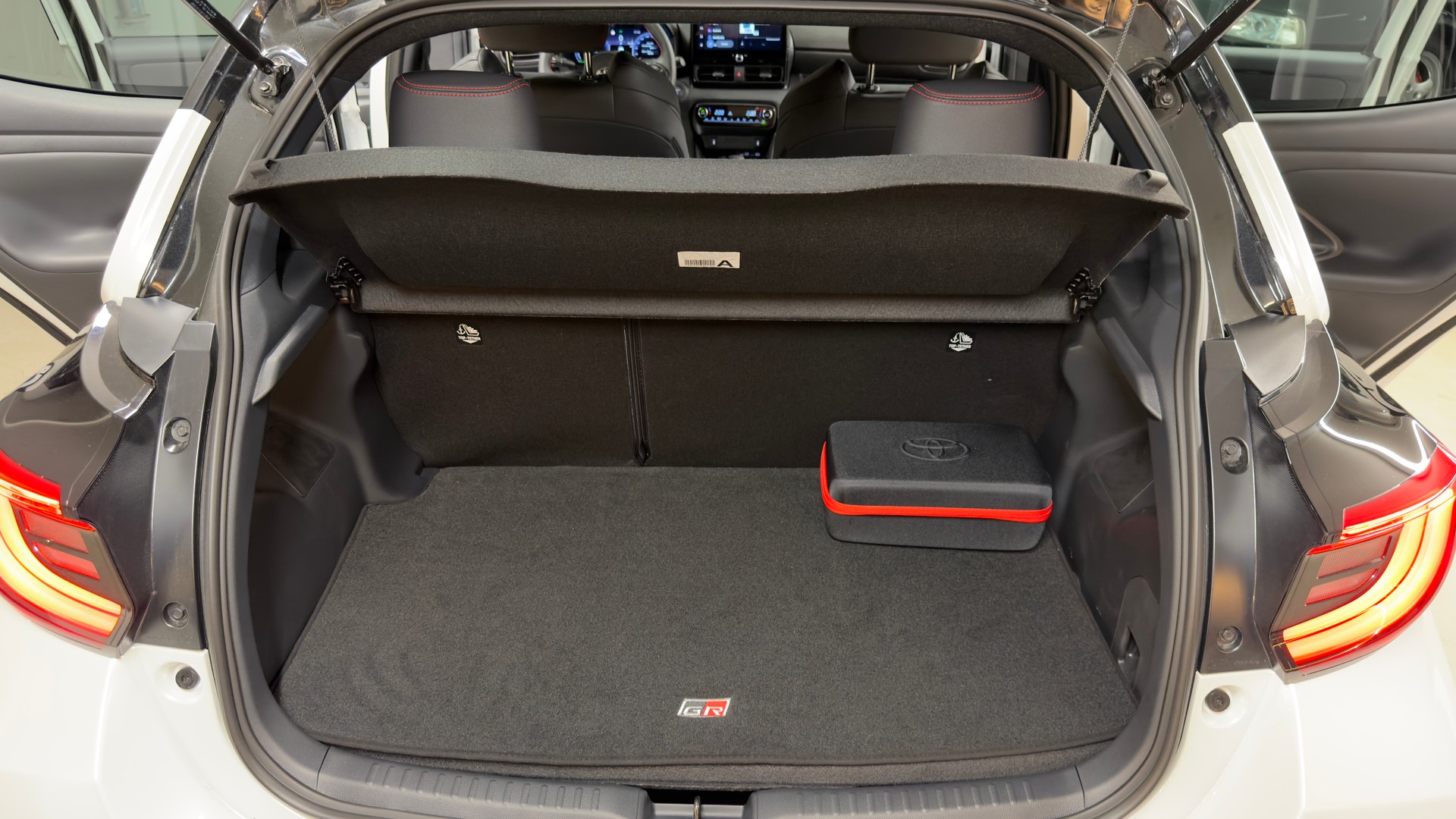 TOYOTA Yaris 1.5 GR Sport e-CVT-image-19
