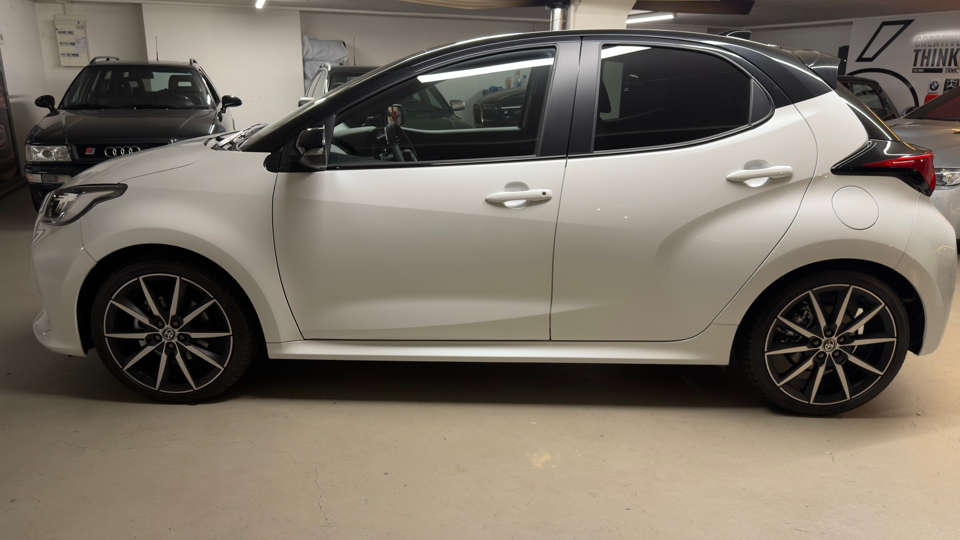 TOYOTA Yaris 1.5 GR Sport e-CVT-showroom-element-1