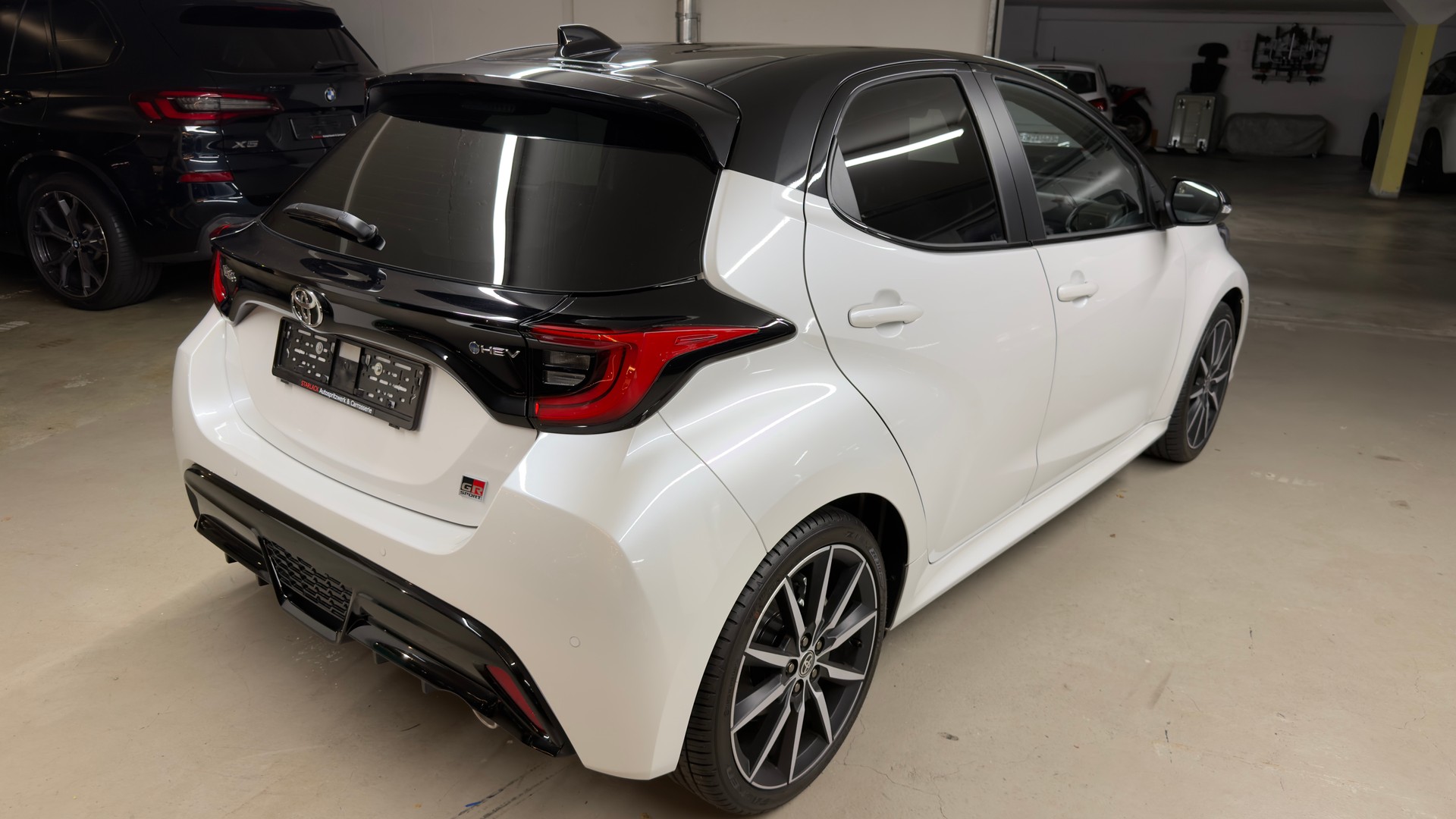 TOYOTA Yaris 1.5 GR Sport e-CVT-showroom-element-3