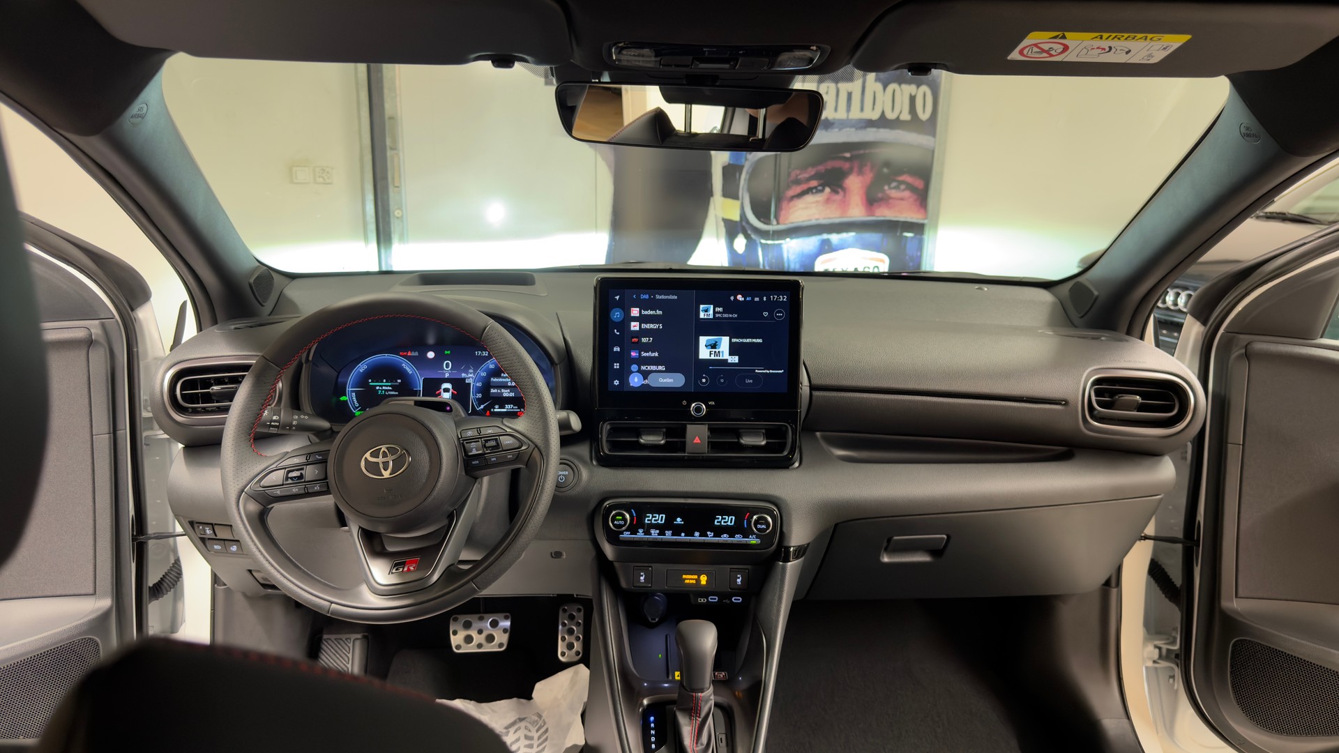 TOYOTA Yaris 1.5 GR Sport e-CVT-image-17
