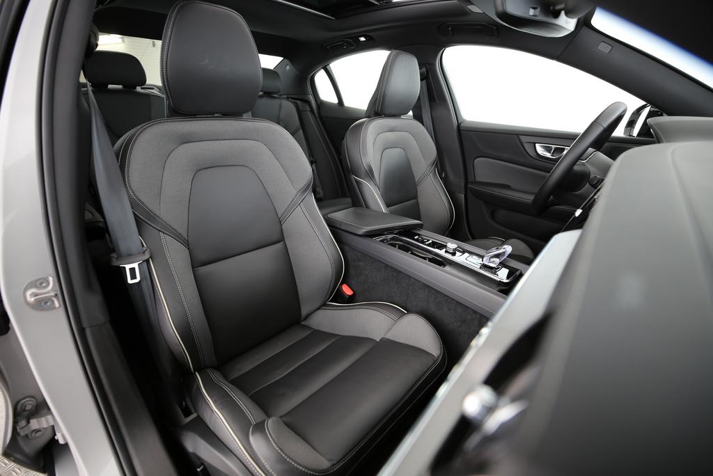 VOLVO S60 2.0 B5 MH Ultimate Dark AWD-image-12