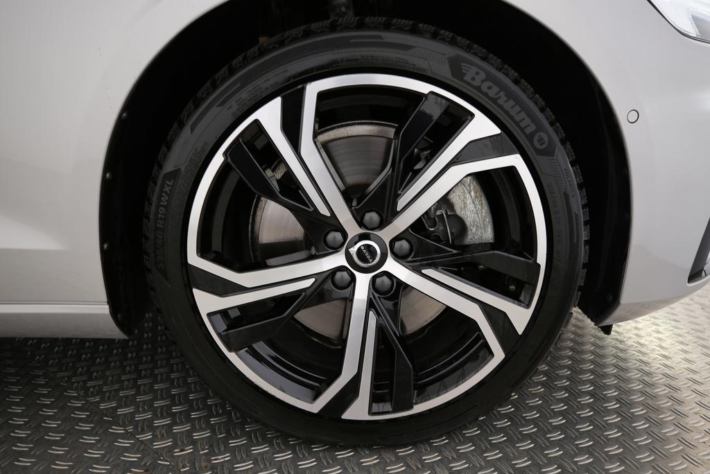 VOLVO S60 2.0 B5 MH Ultimate Dark AWD-image-13
