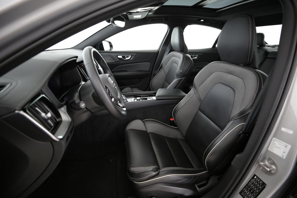 VOLVO S60 2.0 B5 MH Ultimate Dark AWD-image-3