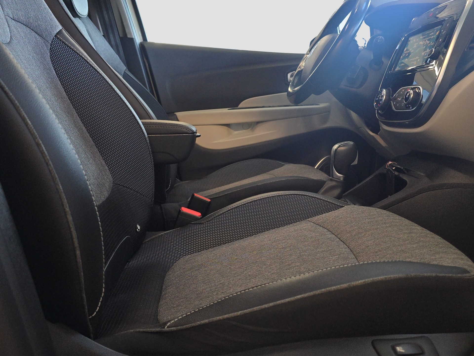 RENAULT Captur 1.2 T 16V 90th Anniversary EDC-image-13