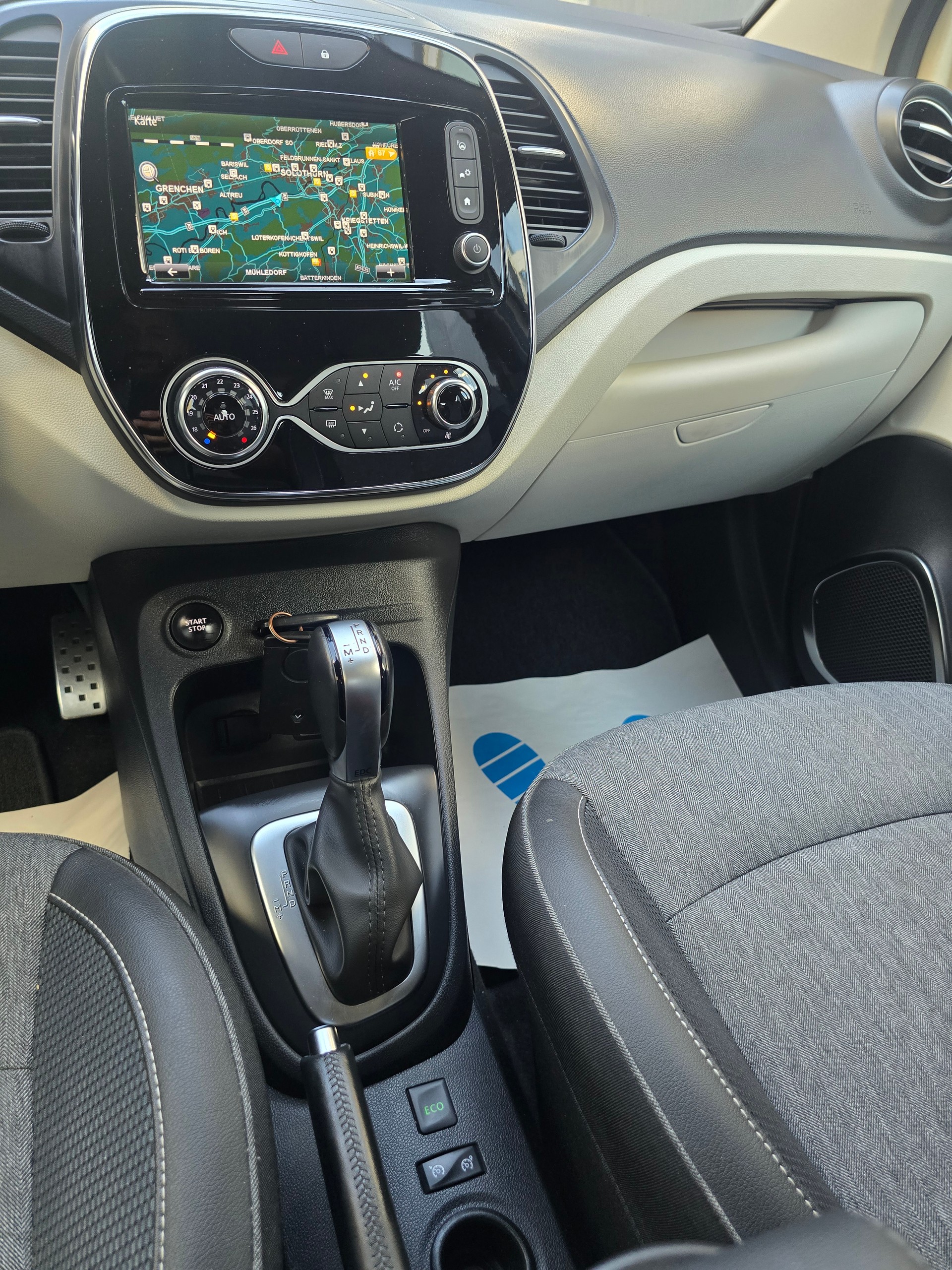 RENAULT Captur 1.2 T 16V 90th Anniversary EDC-image-15