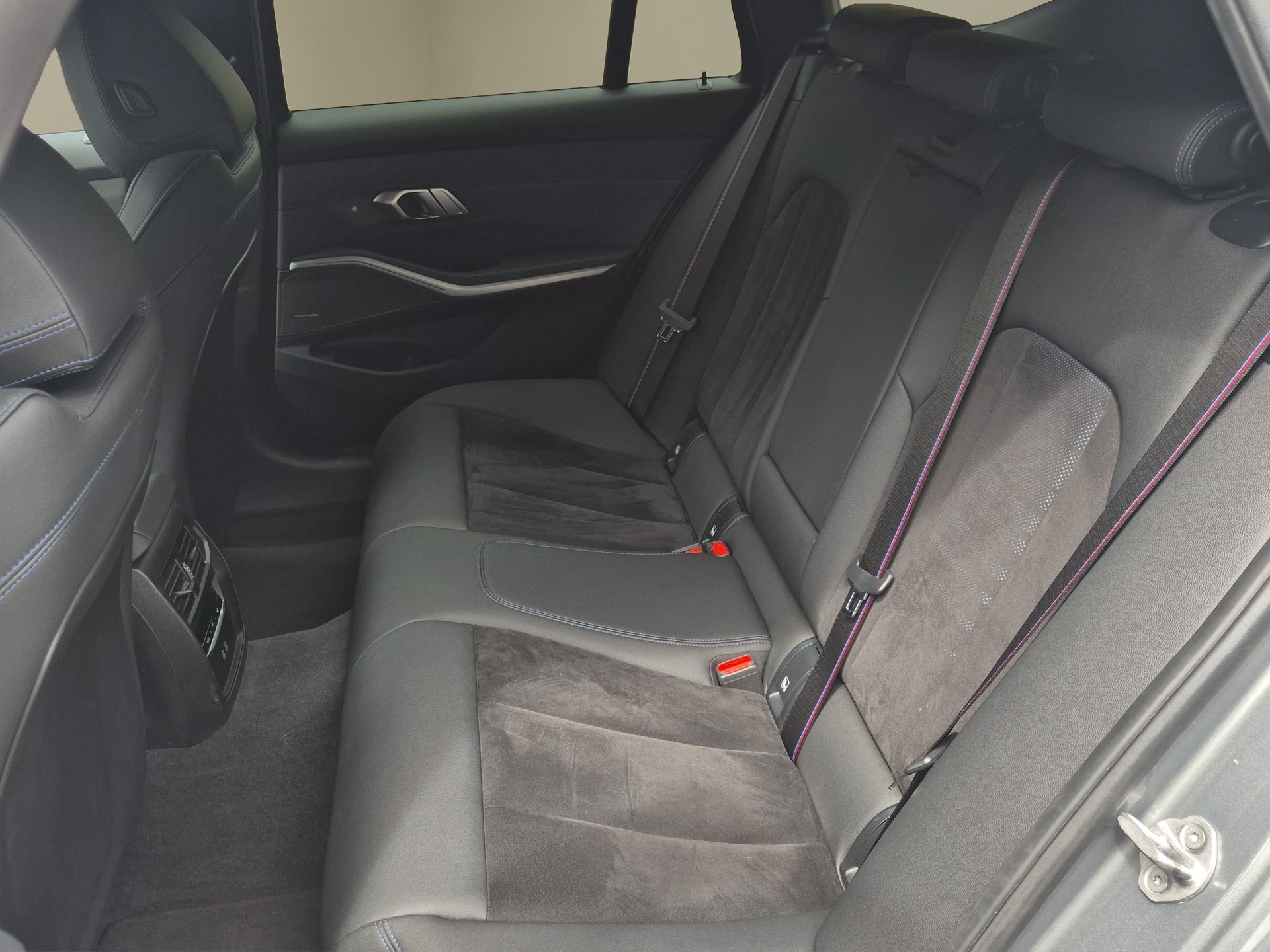 BMW 330e x DriveTouring Steptronic M Sport Pro-image-16