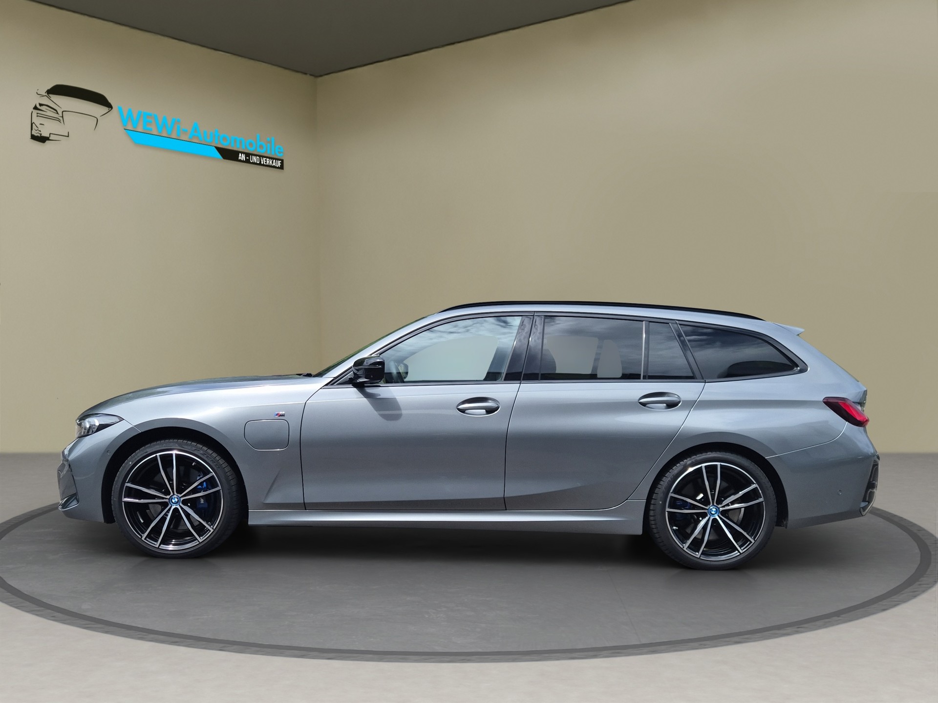 BMW 330e x DriveTouring Steptronic M Sport Pro-image-5