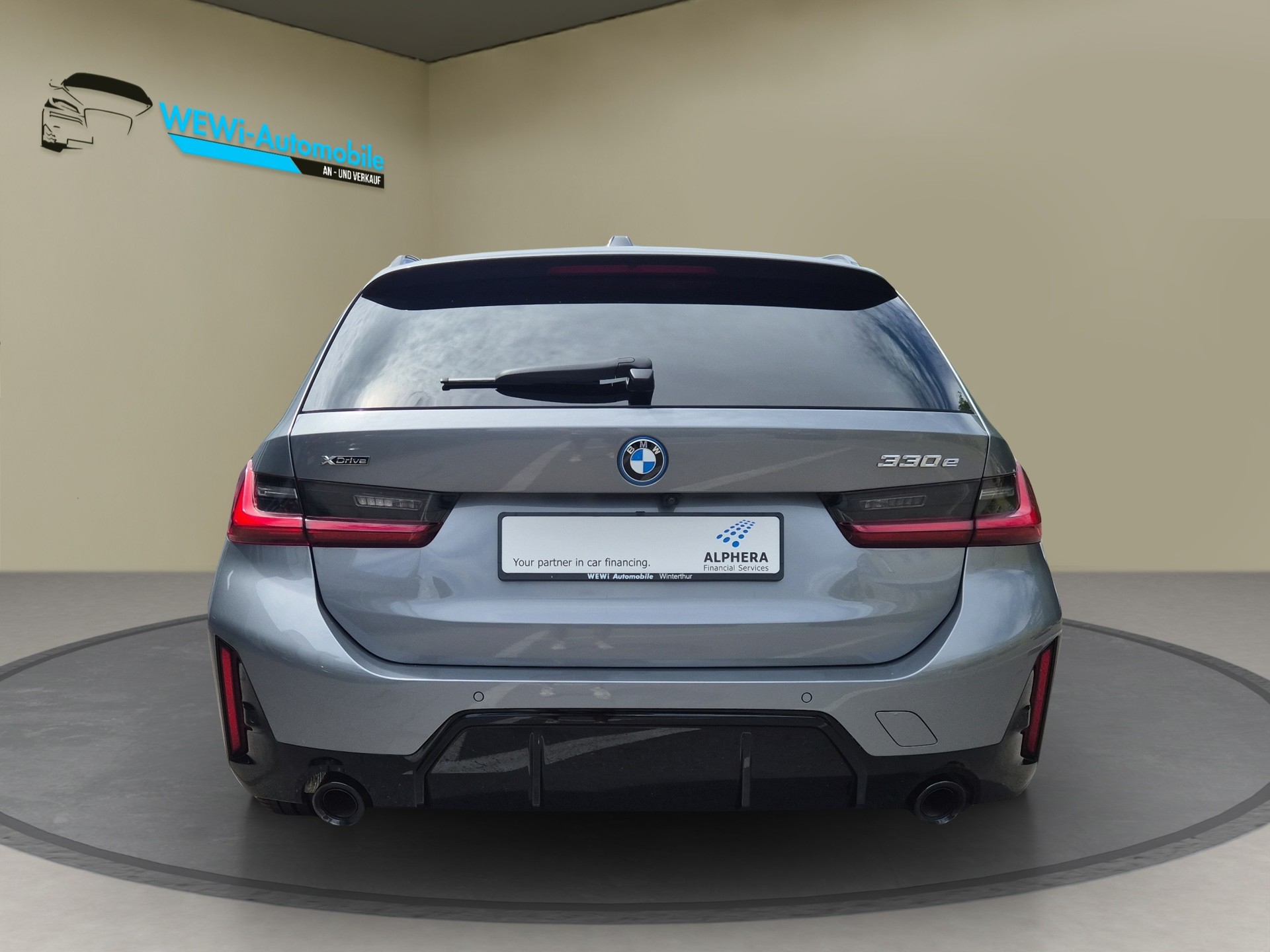 BMW 330e x DriveTouring Steptronic M Sport Pro-image-3