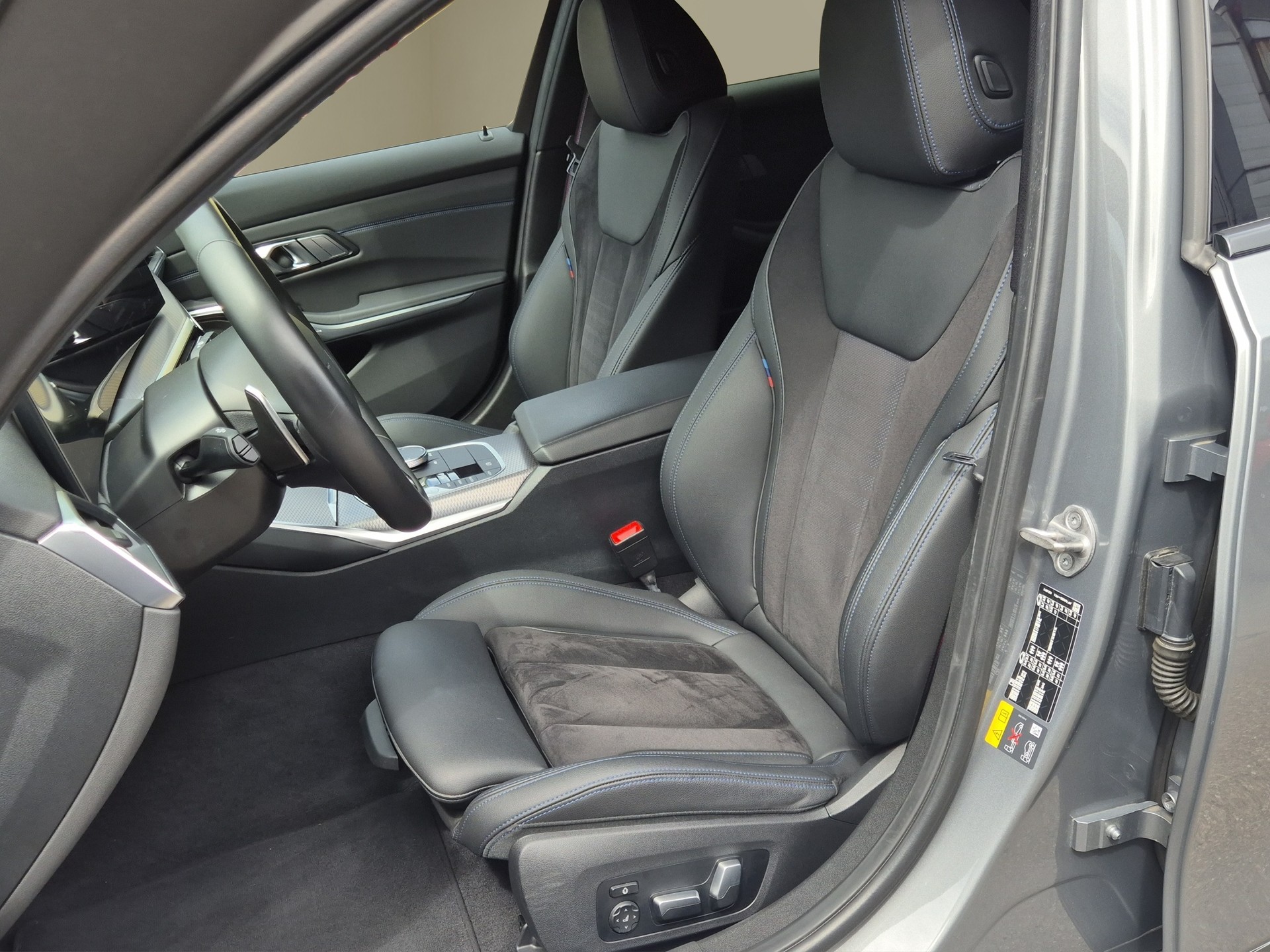 BMW 330e x DriveTouring Steptronic M Sport Pro-image-9