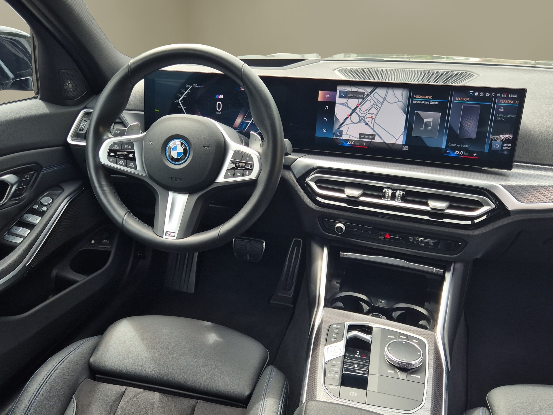 BMW 330e x DriveTouring Steptronic M Sport Pro-image-18