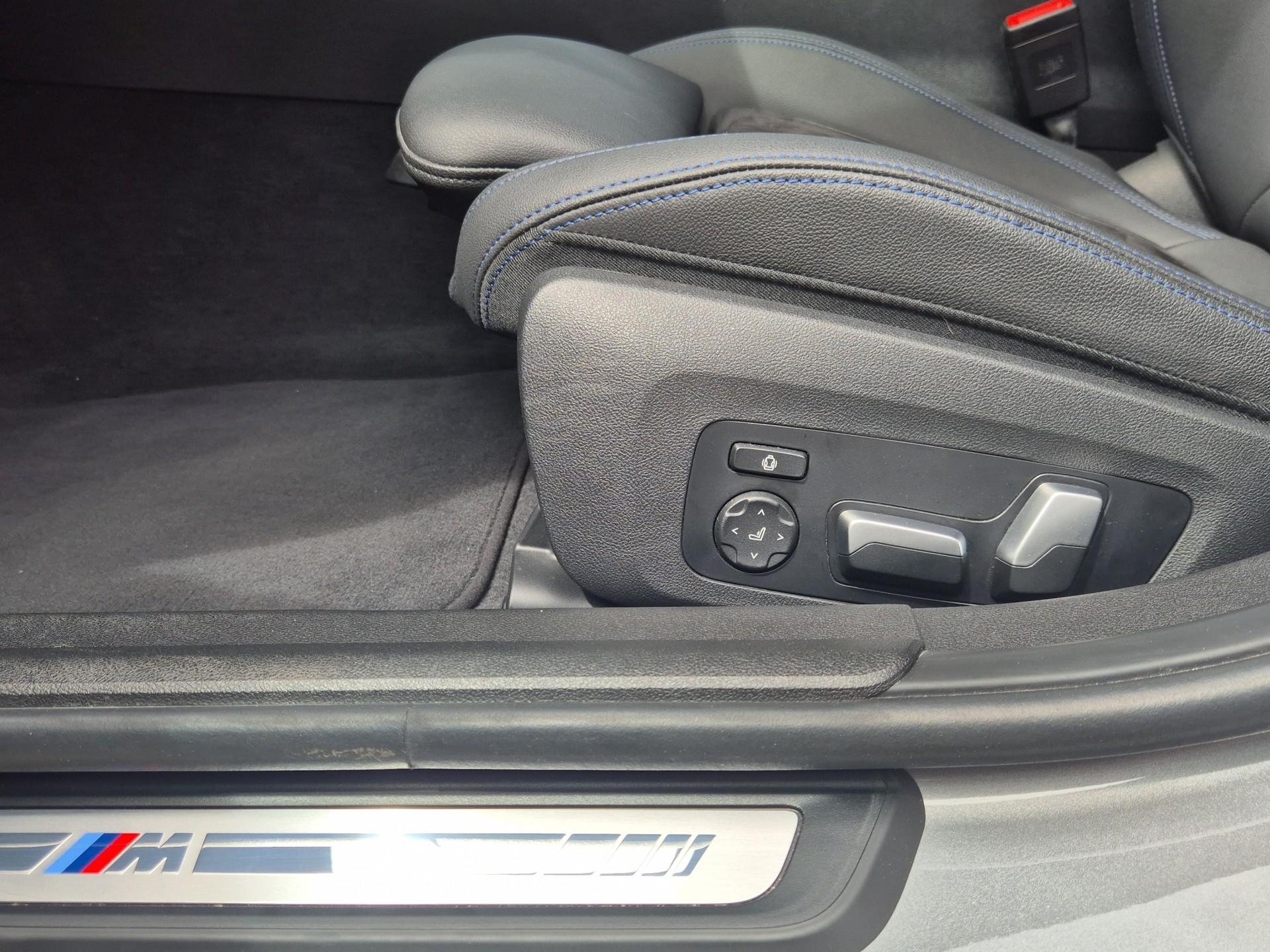 BMW 330e x DriveTouring Steptronic M Sport Pro-image-10
