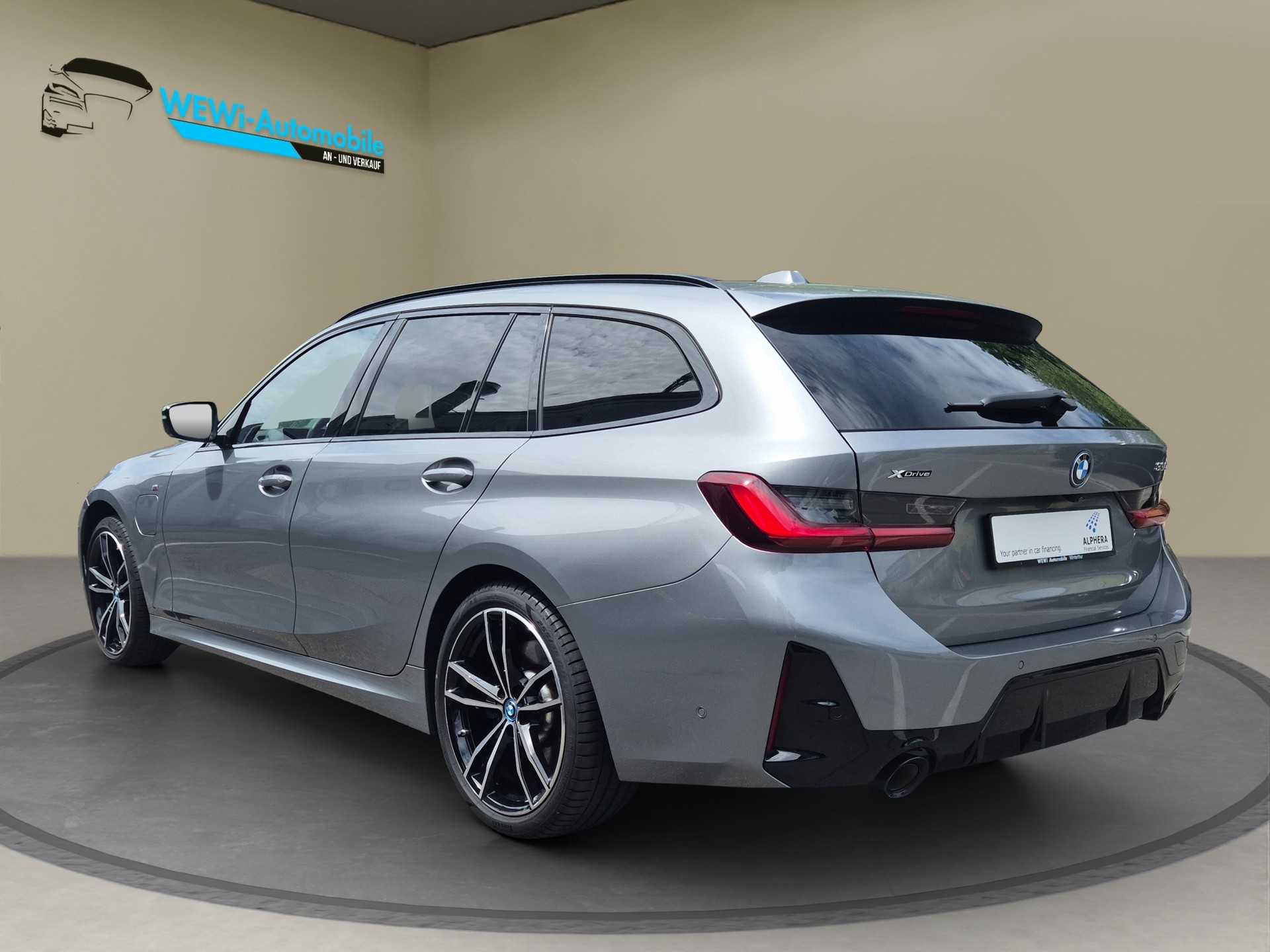 BMW 330e x DriveTouring Steptronic M Sport Pro-image-4