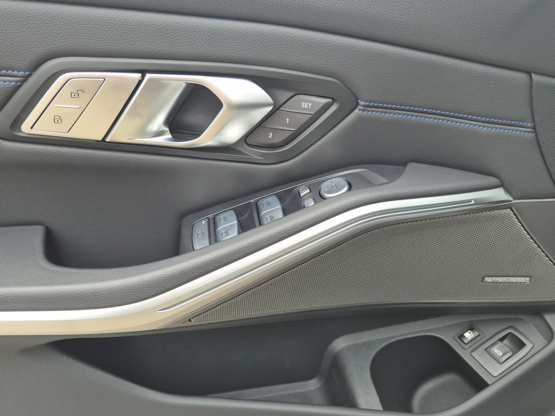 BMW 330e x DriveTouring Steptronic M Sport Pro-image-14